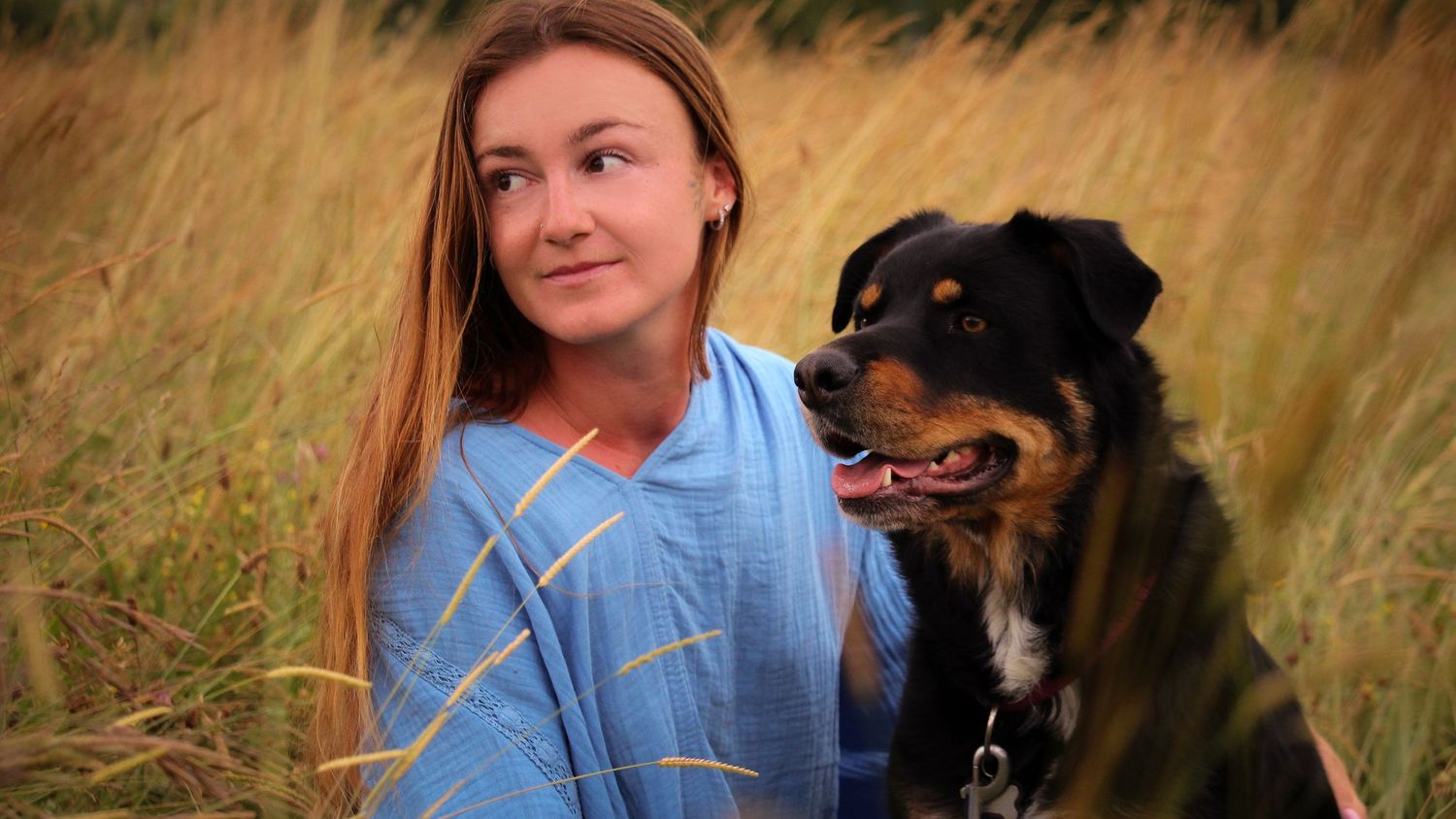 photo d'une femme avec son chien dans les hauteurs de nice