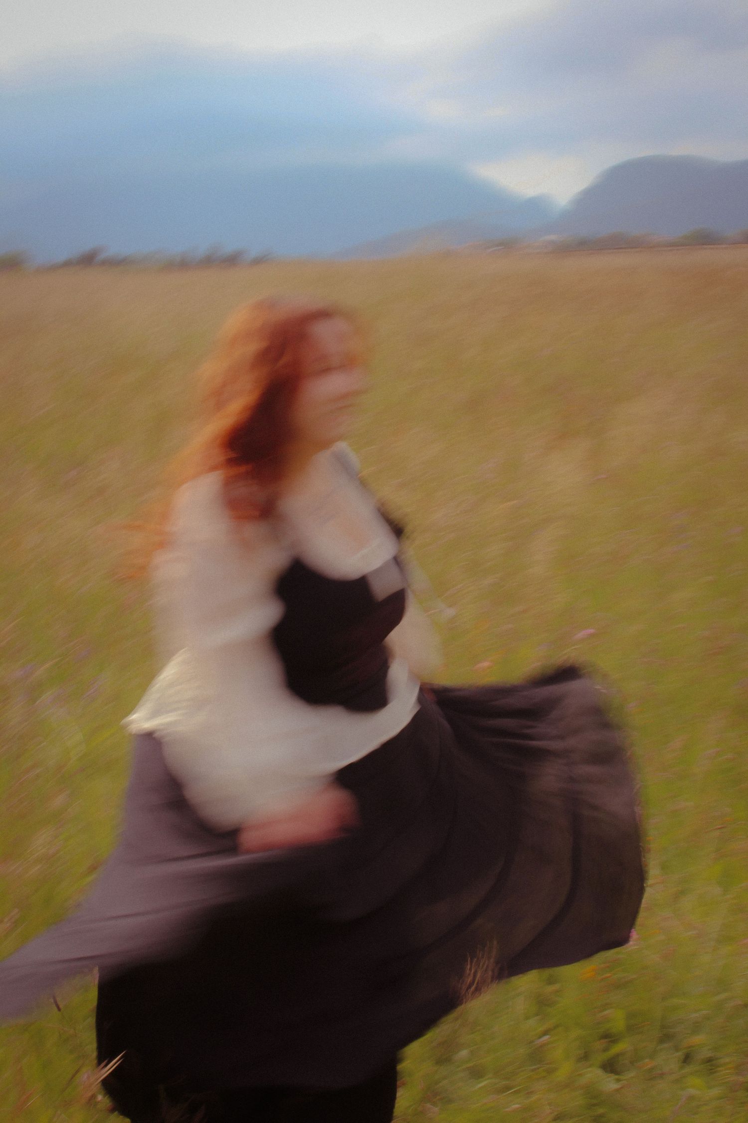 Image de shooting Mystic avec une lumière tamisée et une ambiance rêveuse. Portrait artistique en extérieur, mettant en scène un univers fée