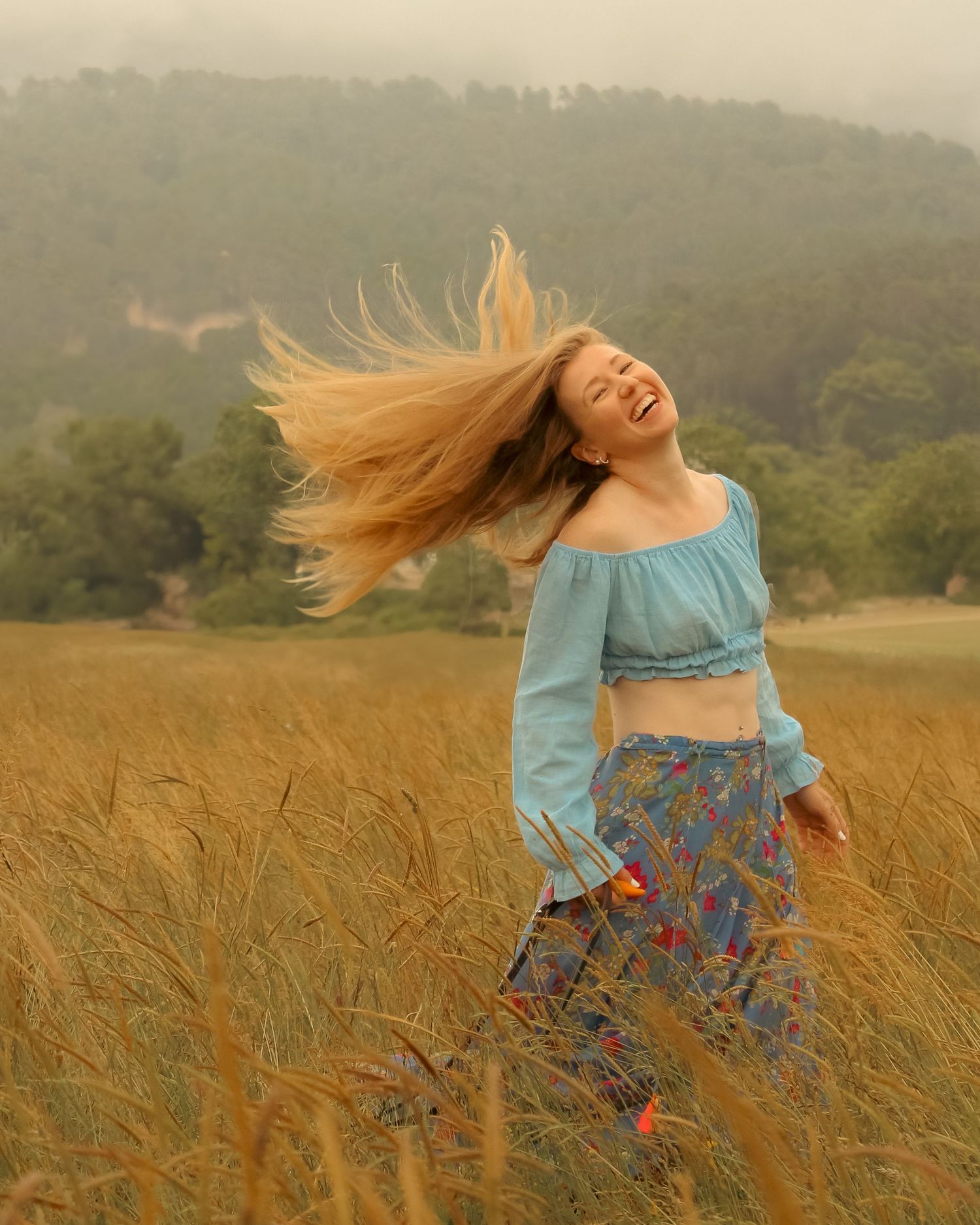photos d'une femme heureuse photoshoot dans les hauteurs de nice