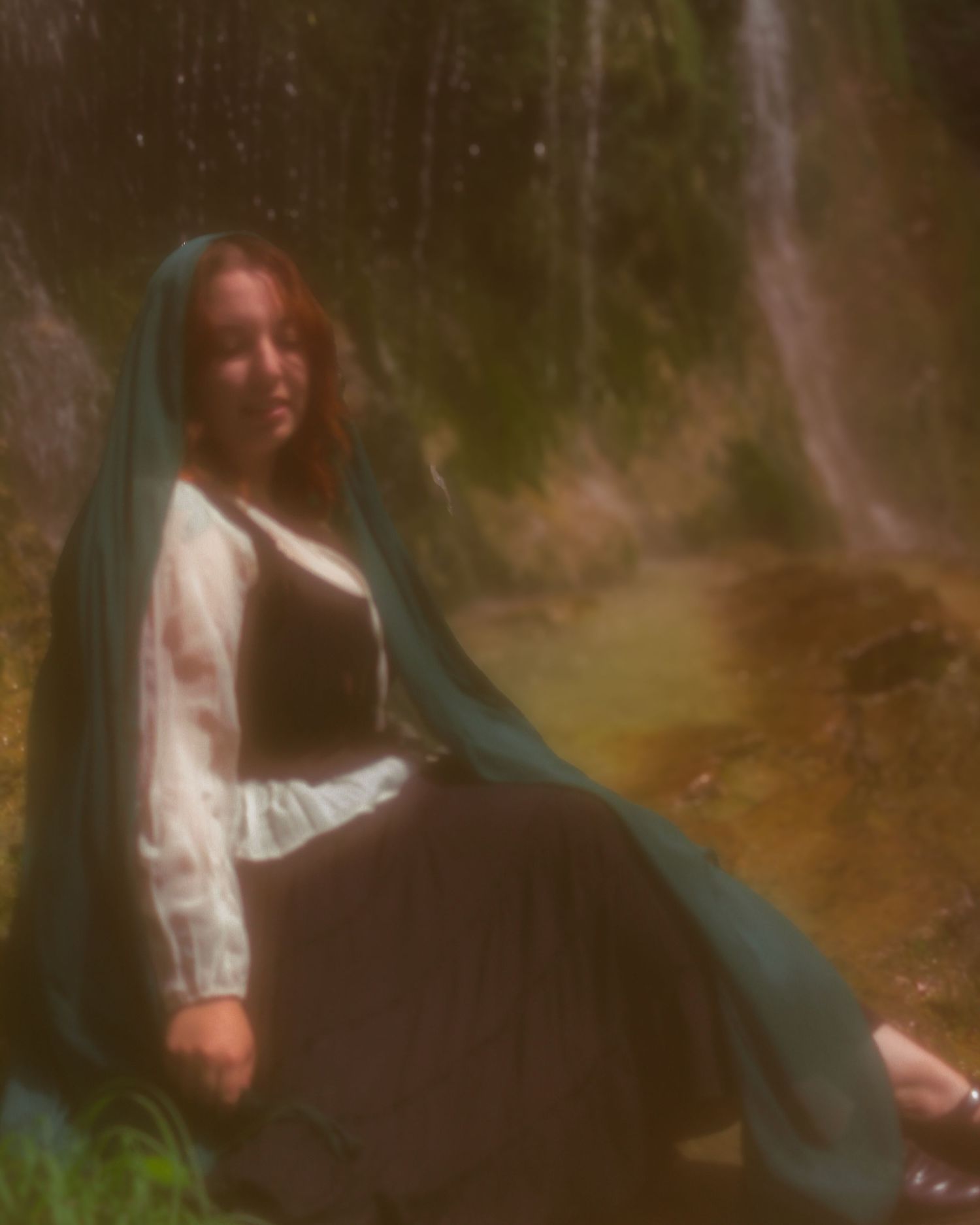 Portrait artistique en extérieur, mettant en scène un univers féerique et mystérieux, idéal pour des projets photographiques poétiques
