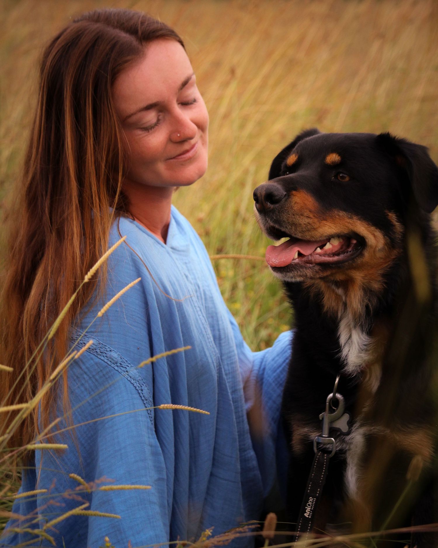 photo d'une femme avec son chien dans les hauteurs de nice