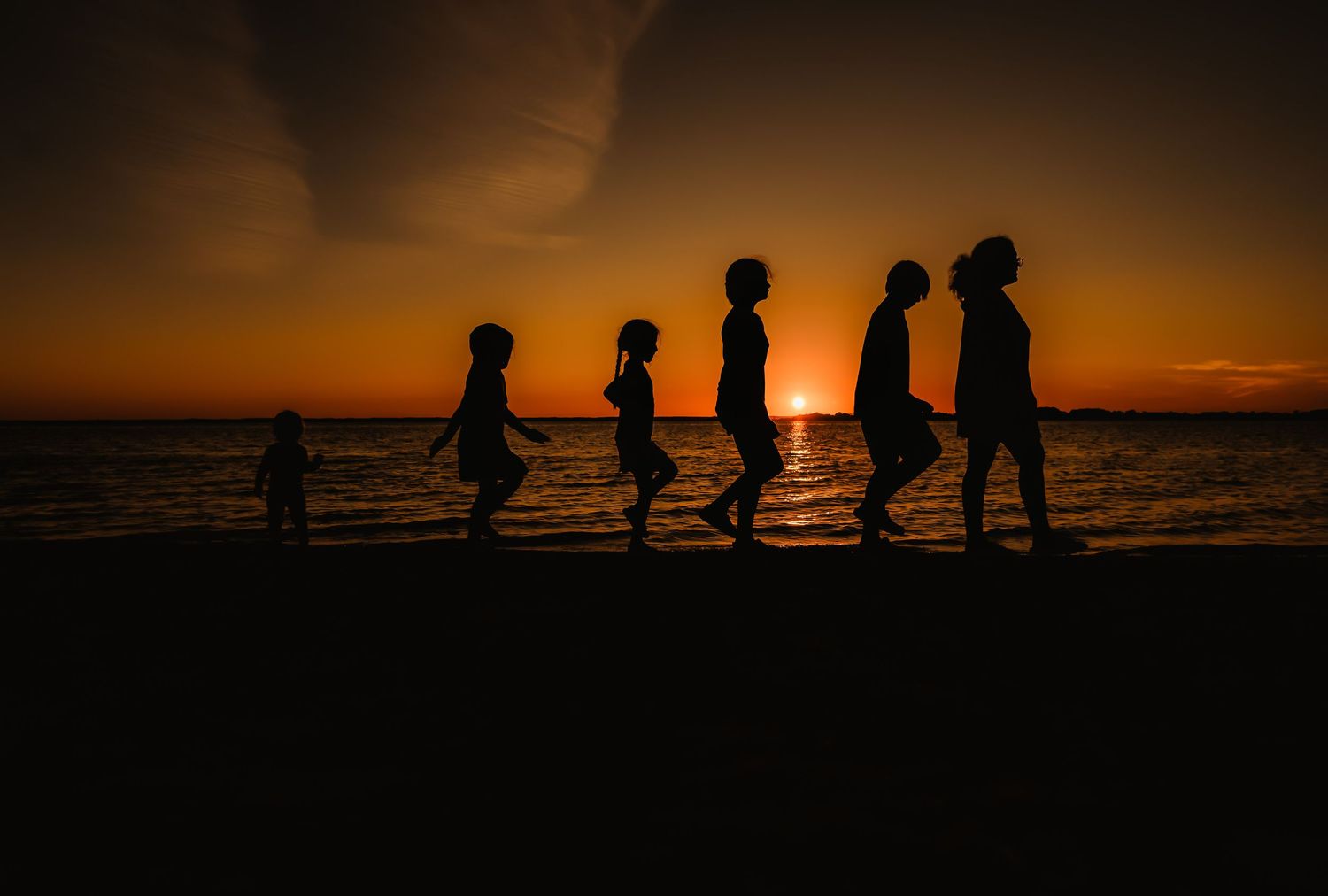 Amanda G. White Photography sunset silhouette with a family on Assateague Island, Maryland