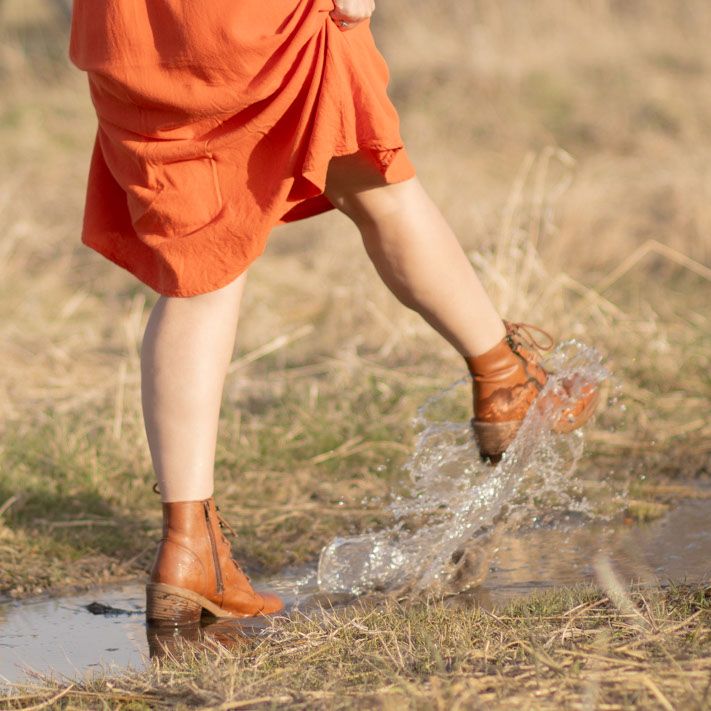 Detail image a Montana Senior kicking water up into the air