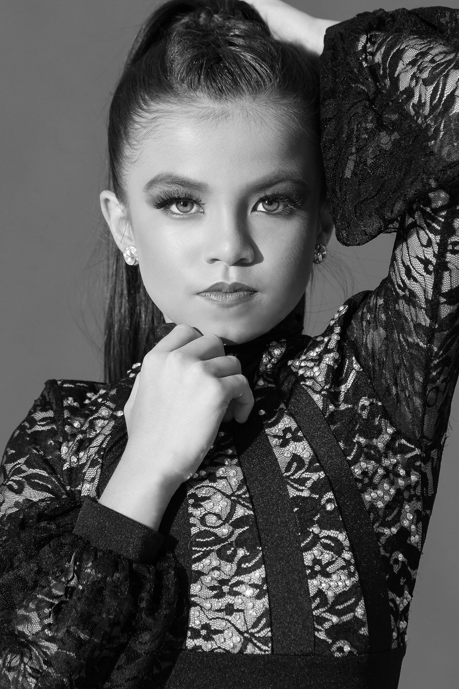 Black and white artistic fashion portraits featuring dramatic shadows, lace details and expressive poses.