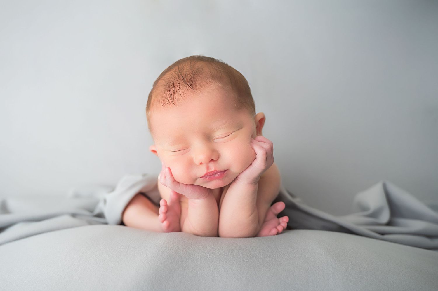 froggy pose newborn pose
