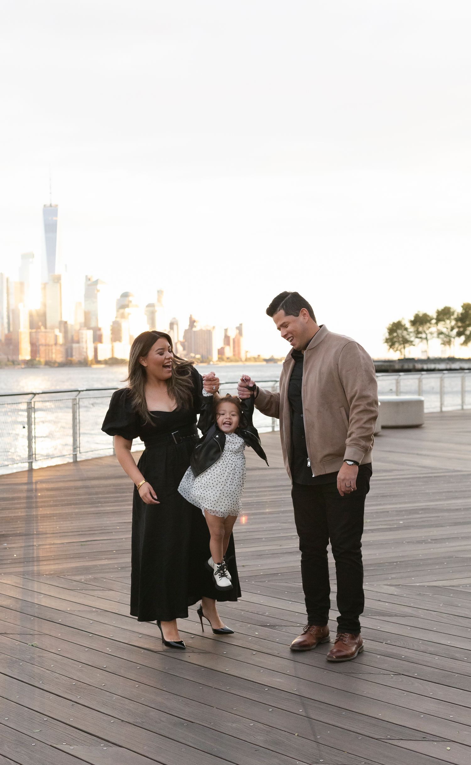 Holiday mini family photography in NYC with Paula Brearley, capturing timeless seasonal moments