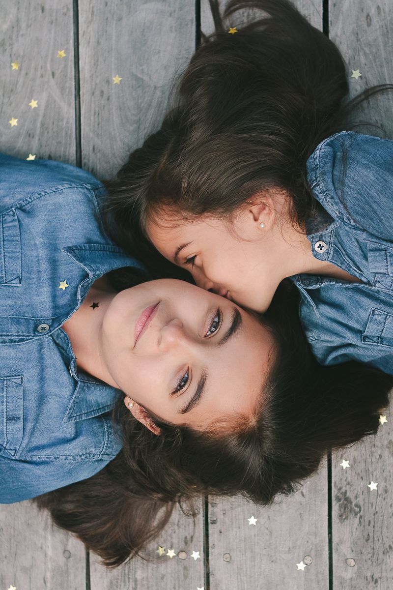 Professional holiday mini portraits in NYC by family photographer Paula Brearley, seasonal family images