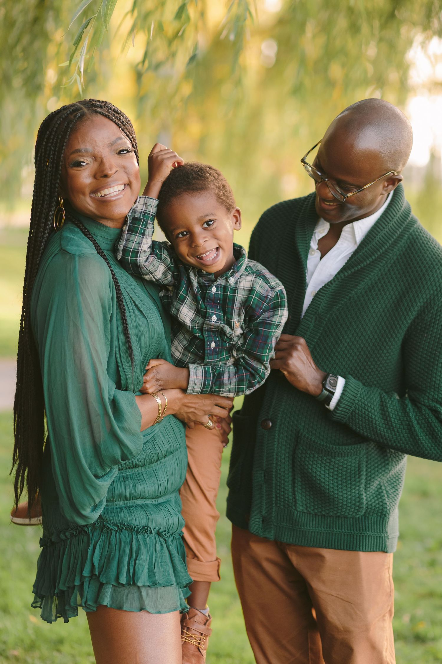 Holiday mini photography session in NYC with Paula Brearley, capturing joyful family moments
