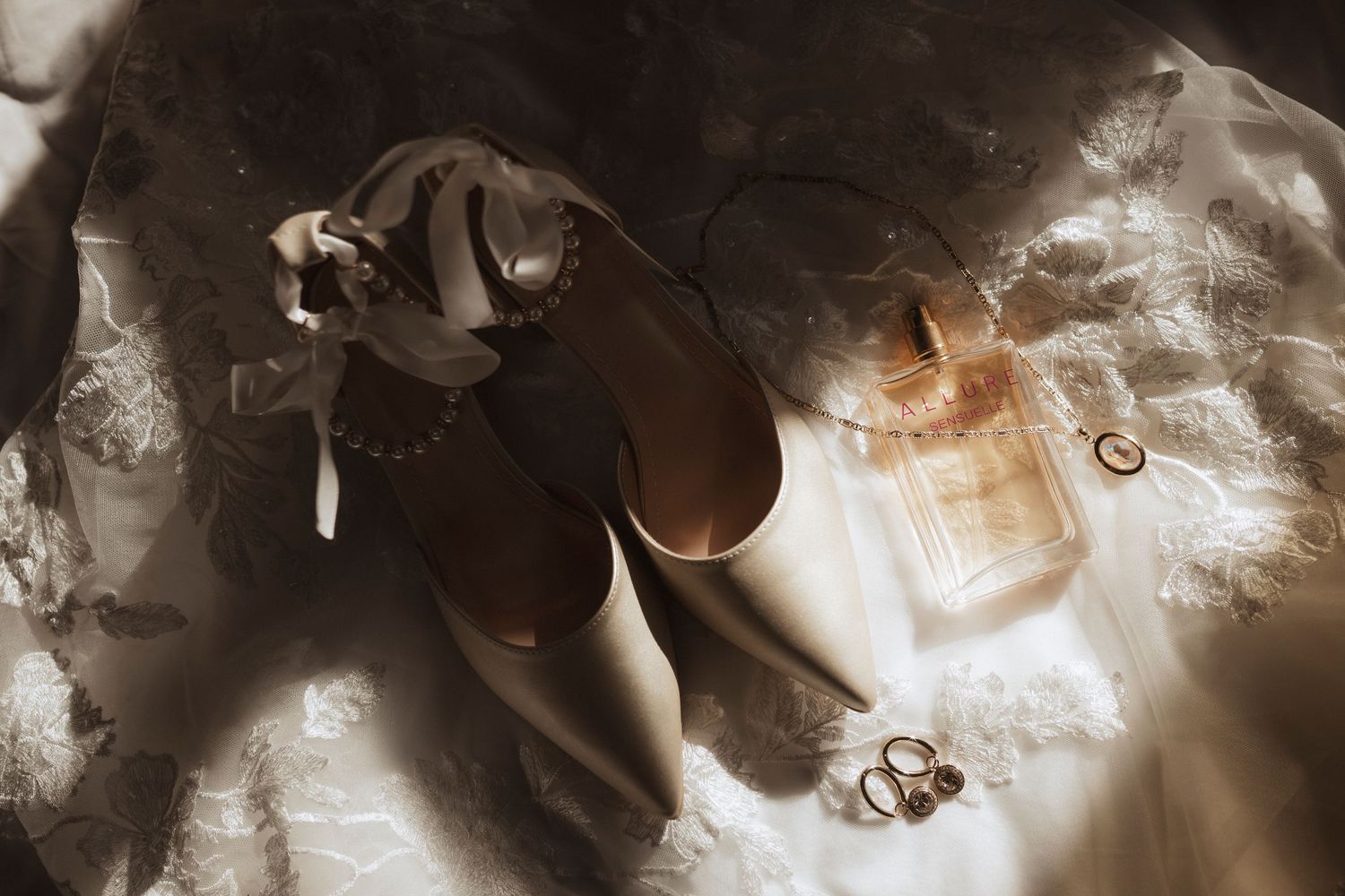 Detail trouwfoto van sieraden bruid door Rochelli's fotografie