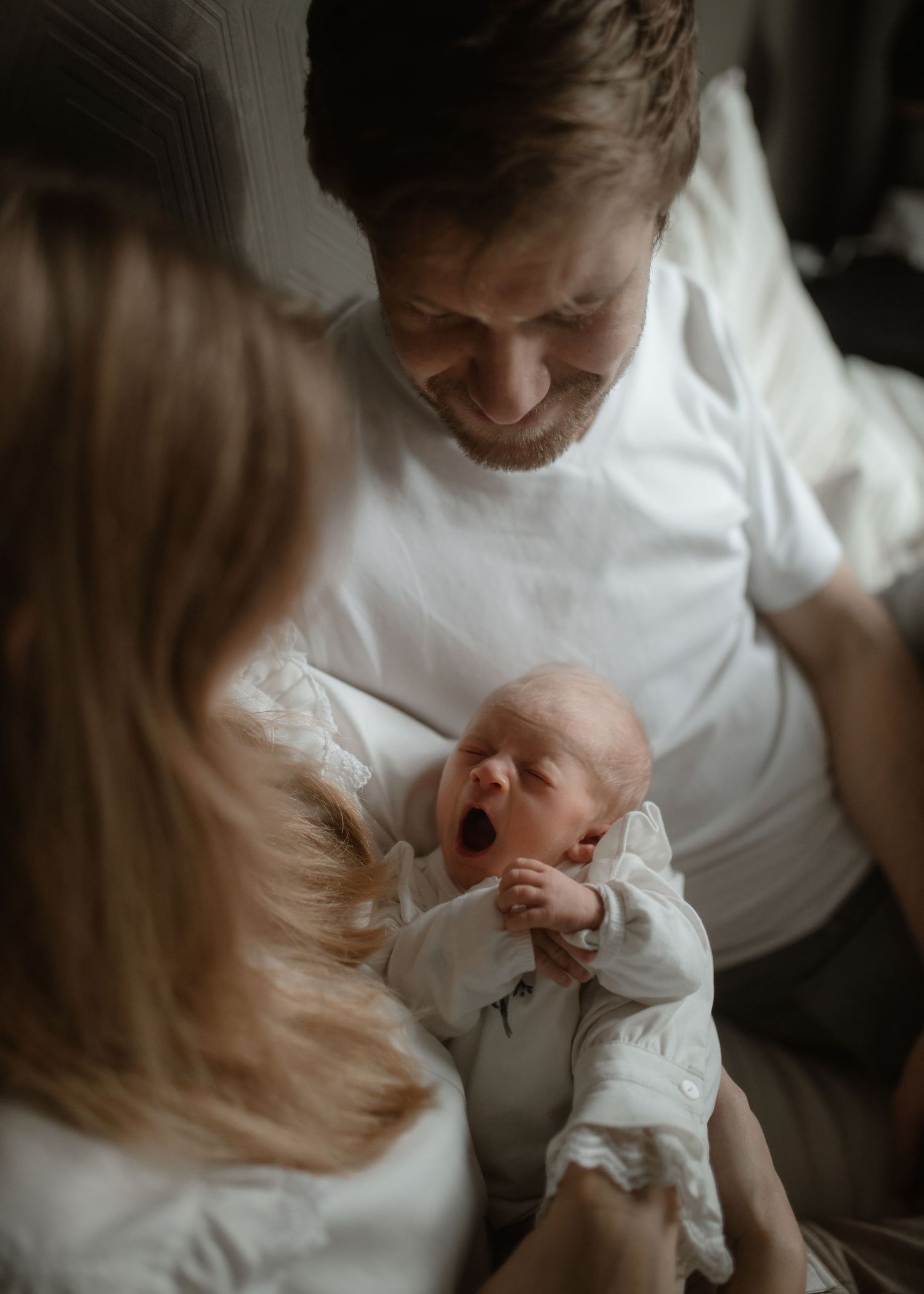 Lifestyle newbornfotografie gefotografeerd door newbornfotograaf in almelo Rochelli's fotografie indoors