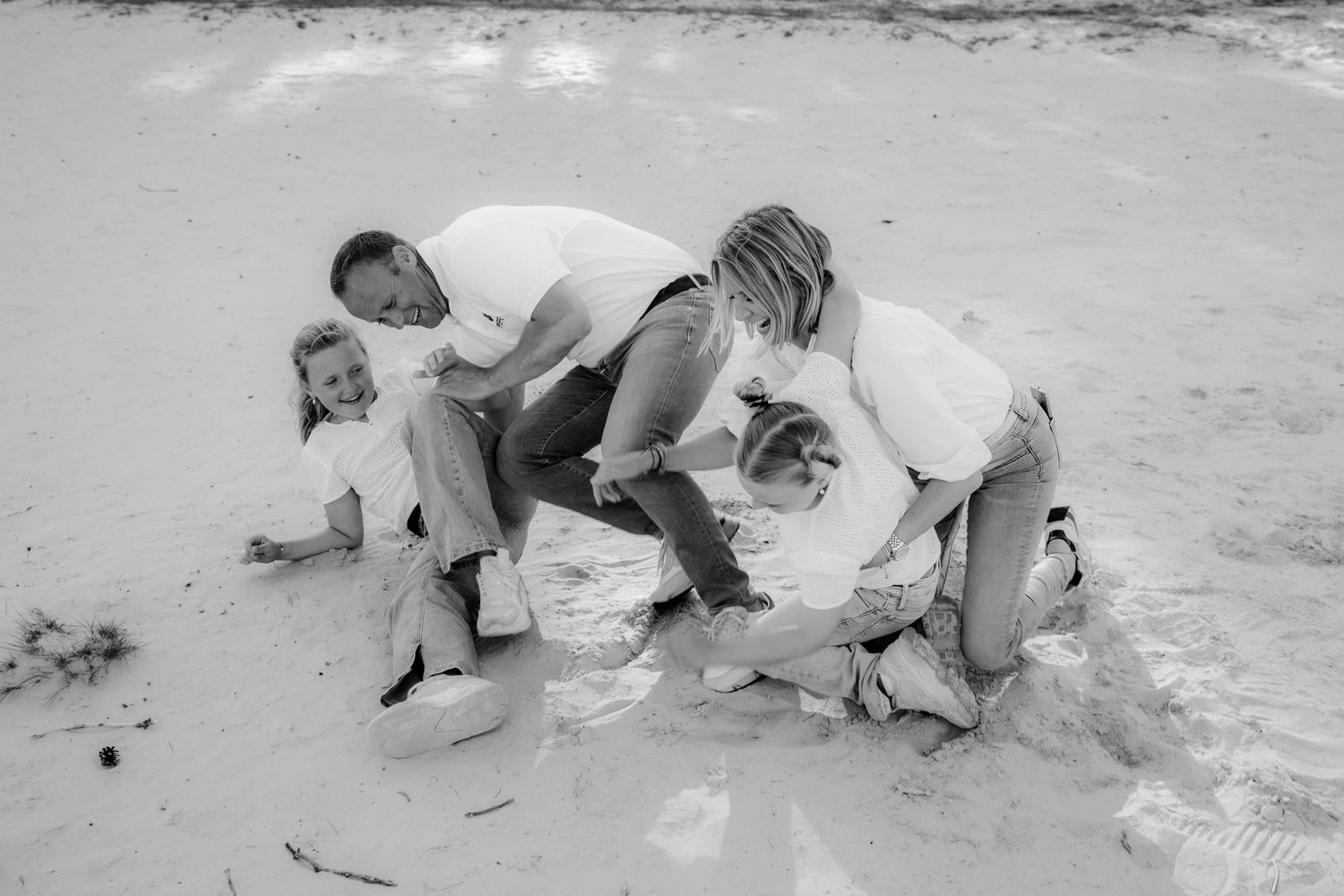 Gezinsfoto buiten in Almelo – familiefotografie door Rochelli’s Fotografie