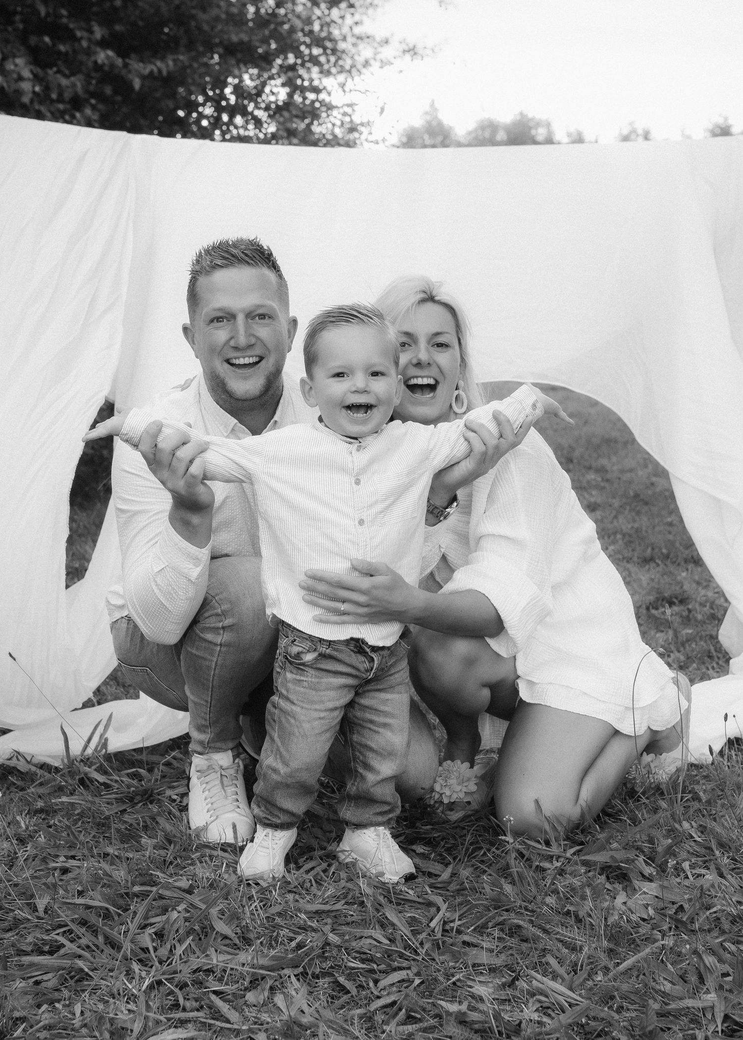 Kinderen lachend op familiefoto – Rochelli’s Fotografie Almelo