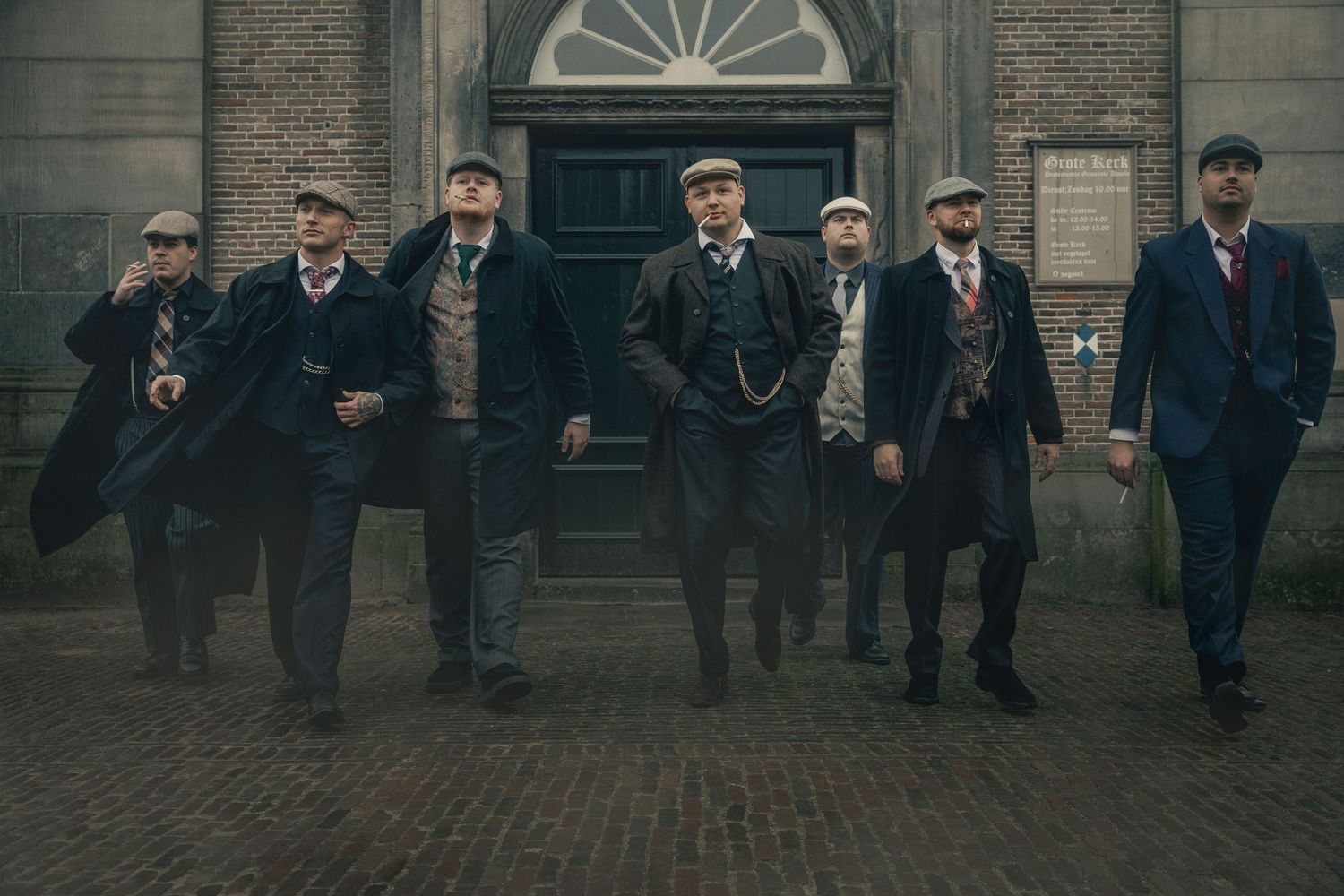 In de gure wereld van de Peaky Blinders stappen? Dan is de Peaky Blinders Fotoshoot dé activiteit voor jou, je familie of vriendengroep!