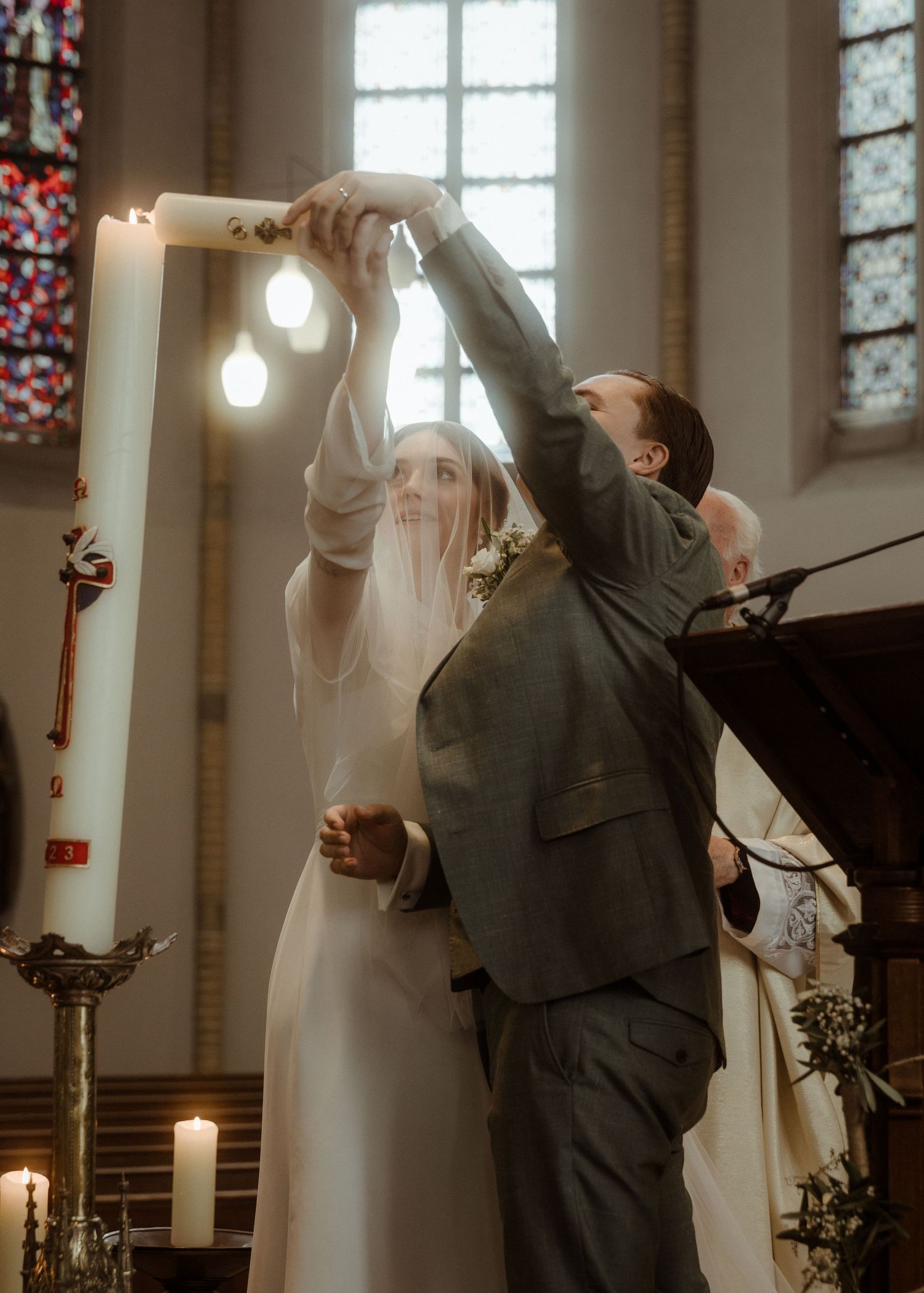 Intieme huwelijksceremonie met romantische sfeer en zacht licht gemaakt door trouwfotograaf Rochelli's fotografie in Almelo