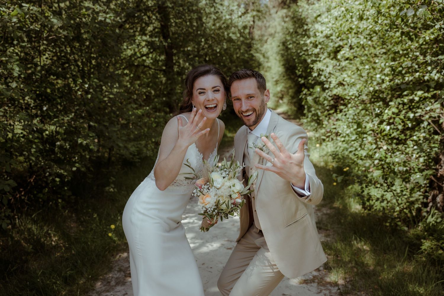 Leuke trouwfoto met emotie en liefde gefotografeerd in Almelo door Rochelli's fotografie