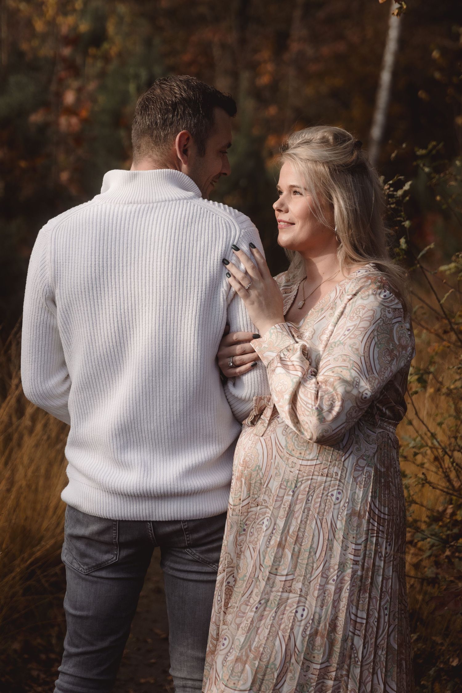 Zwangerschapsfotografie Almelo – liefdevolle babybuikshoot in natuurlijke stijl. Mommy to be shoot Almelo, Zwangerschapsshoot in Almelo