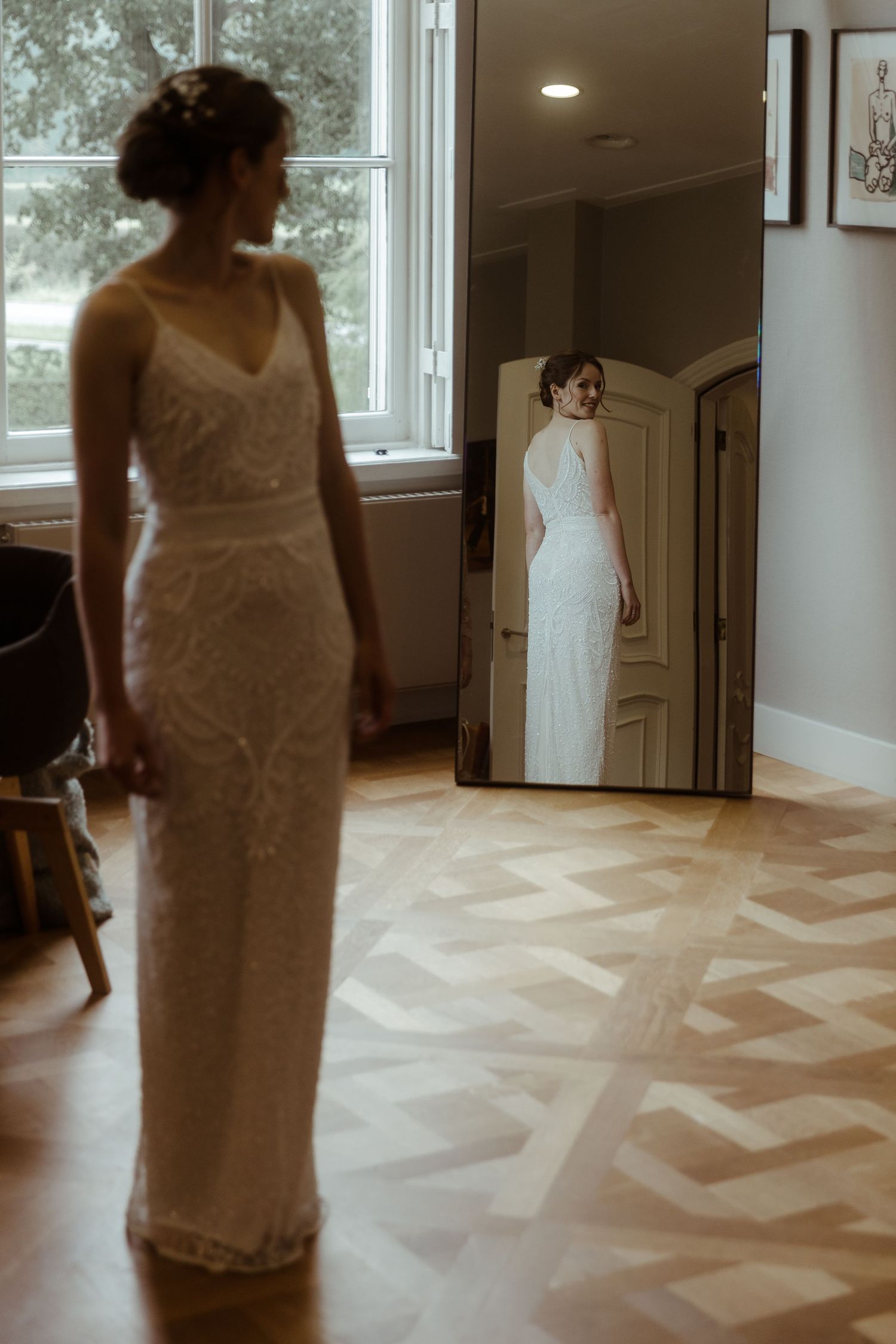 Voorbereiding van bruid op trouwdag Trouwfotografie door Rochelli’s Fotografie in Almelo met romantische en spontane momenten
