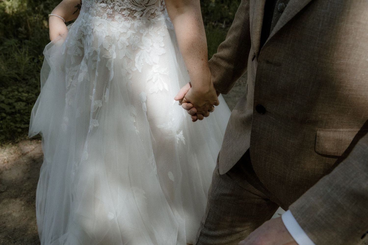 Intieme trouwfoto met emotie en liefde gefotografeerd in Almelo