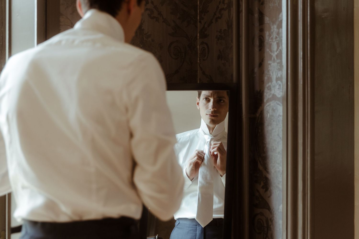 Voorbereiding van bruidegom op trouwdag Trouwfotografie door Rochelli’s Fotografie in Almelo met romantische en spontane momenten