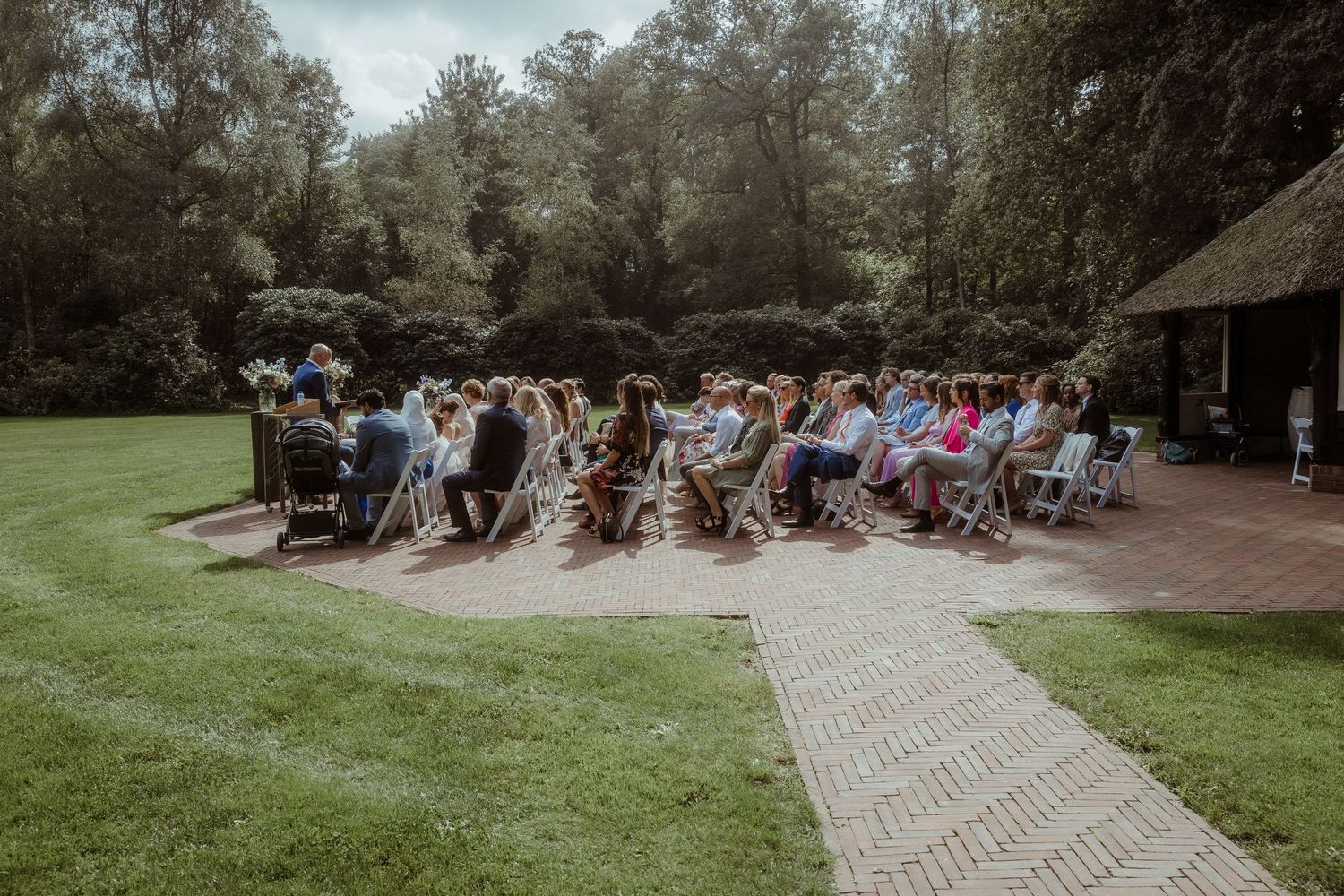 trouwceremonie met trouwgasten op prachtige locatie gemaakt door trouwfotograaf Rochelli's fotografie