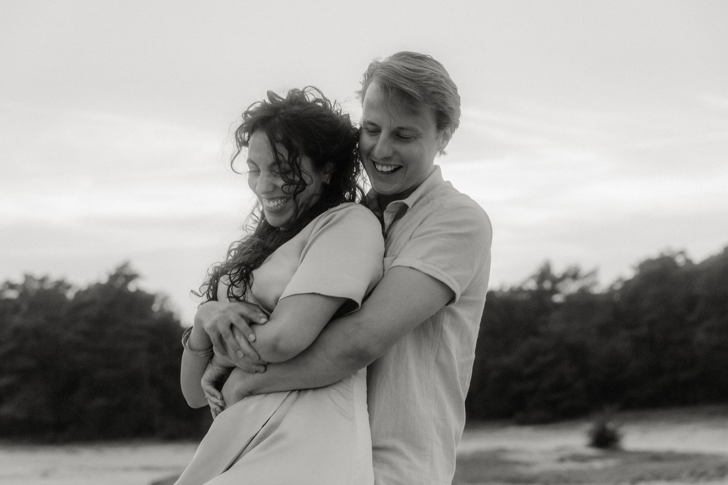 Coupleshoot Almelo spontane en liefdevolle fotoshoot in de natuur, Loveshoot in Twente, intieme momenten en echte connectie vastgelegd.