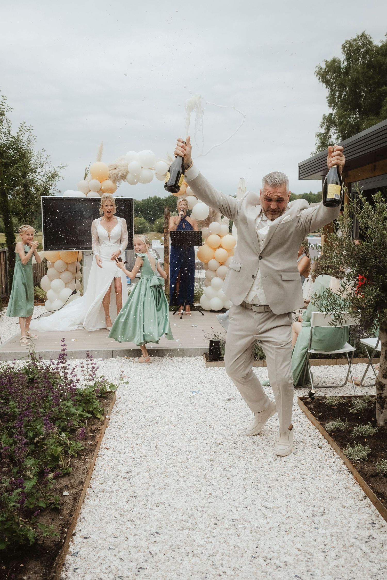 Trouwfotografie door Rochelli’s Fotografie in Almelo met romantische en spontane momenten