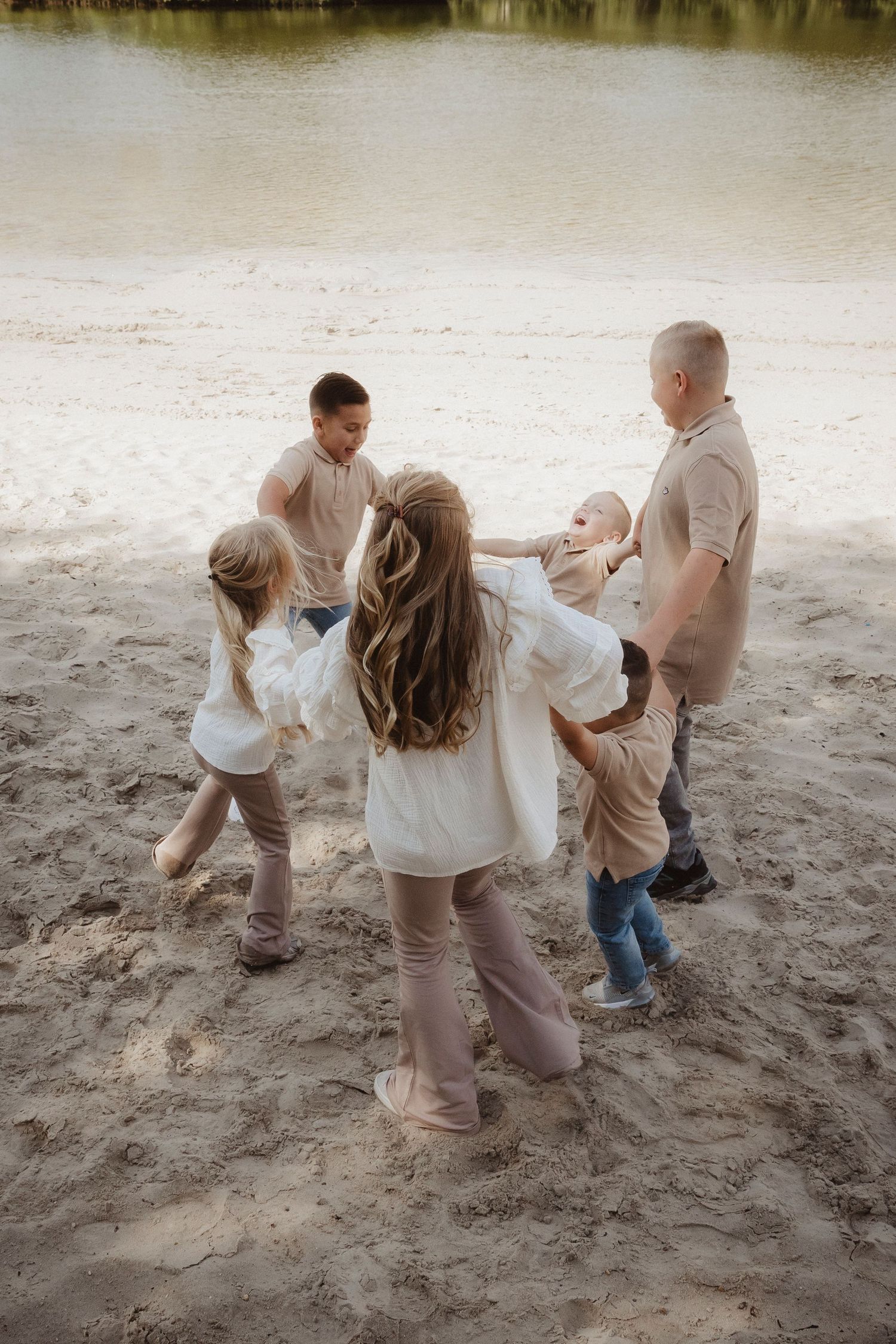 Spontane familiefoto in natuurlijke omgeving – Rochelli’s Fotografie Almelo