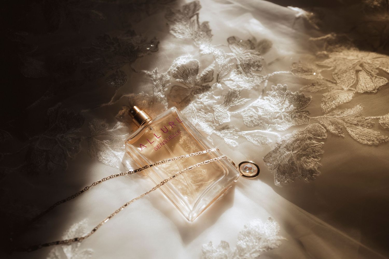 Detail trouwfoto van sieraden van de bruid gemaakt door Rochelli's Fotografie trouwfotograaf