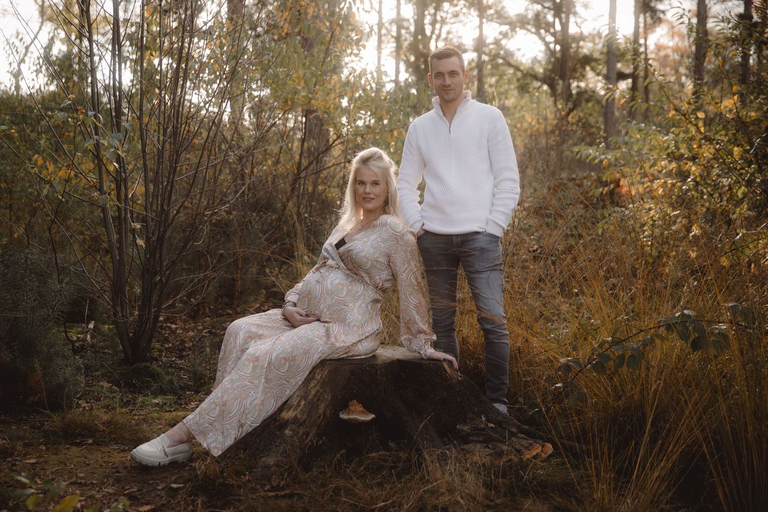 Zwangerschapsfotografie Almelo – liefdevolle babybuikshoot in natuurlijke stijl. Mommy to be shoot Almelo, Zwangerschapsshoot in Almelo