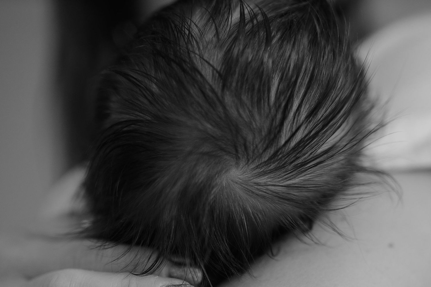 Newbornfotoshoot in huis in eigen omgeving detailfoto's haartjes