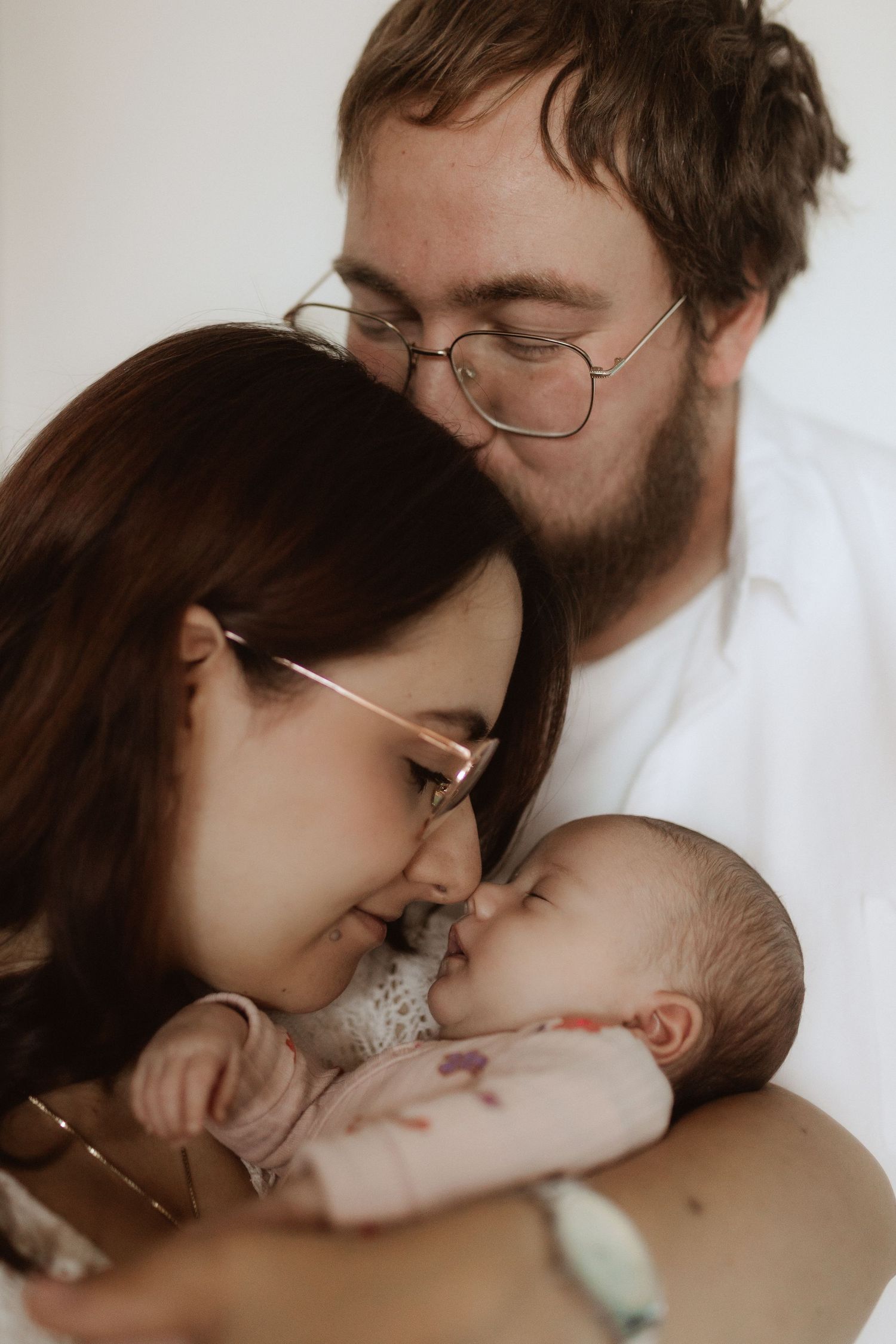 Newborn fotoshoot – pasgeboren baby in natuurlijke setting