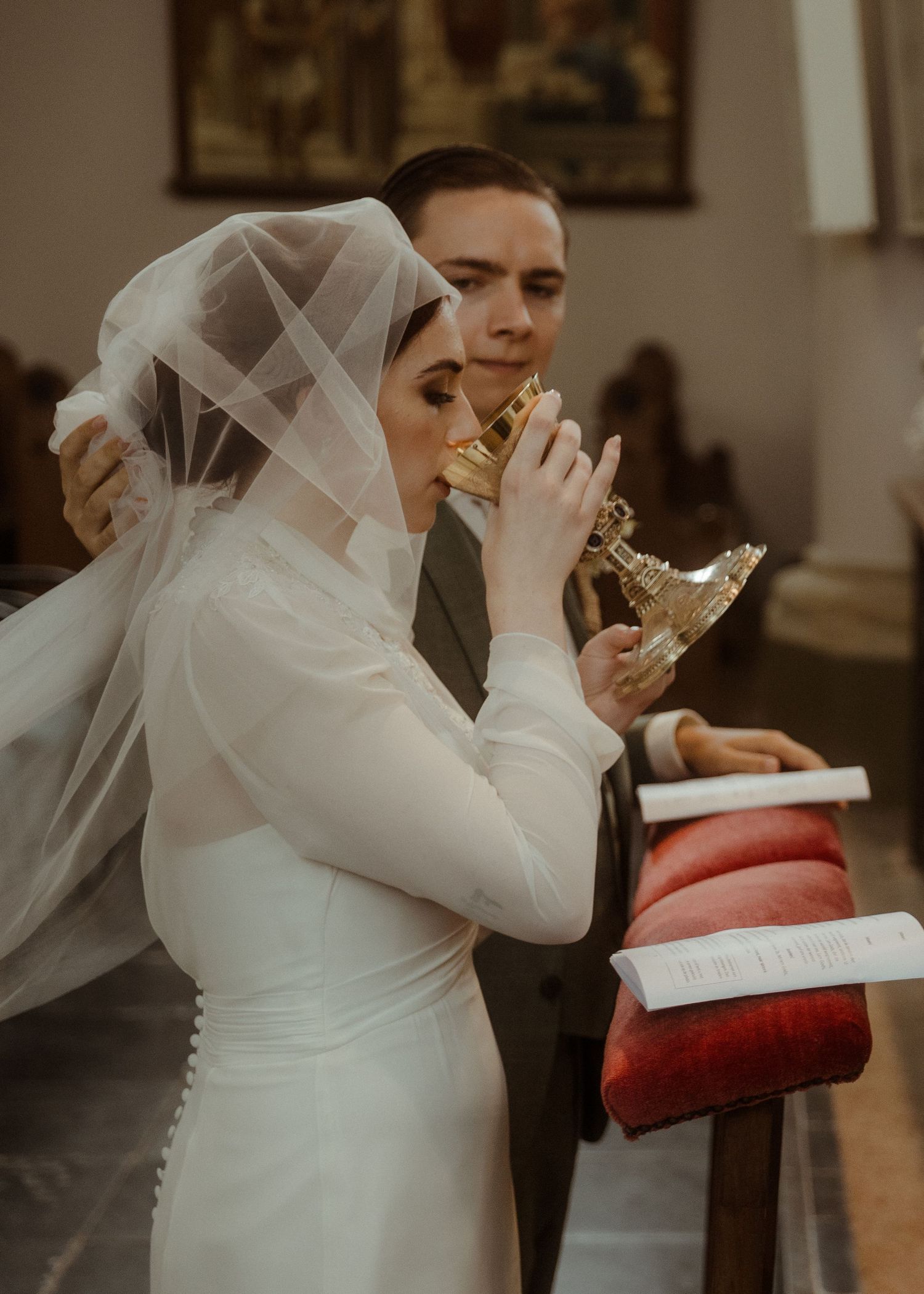 Intieme huwelijksceremonie met romantische sfeer en zacht licht gemaakt door trouwfotograaf Rochelli's fotografie in Almelo