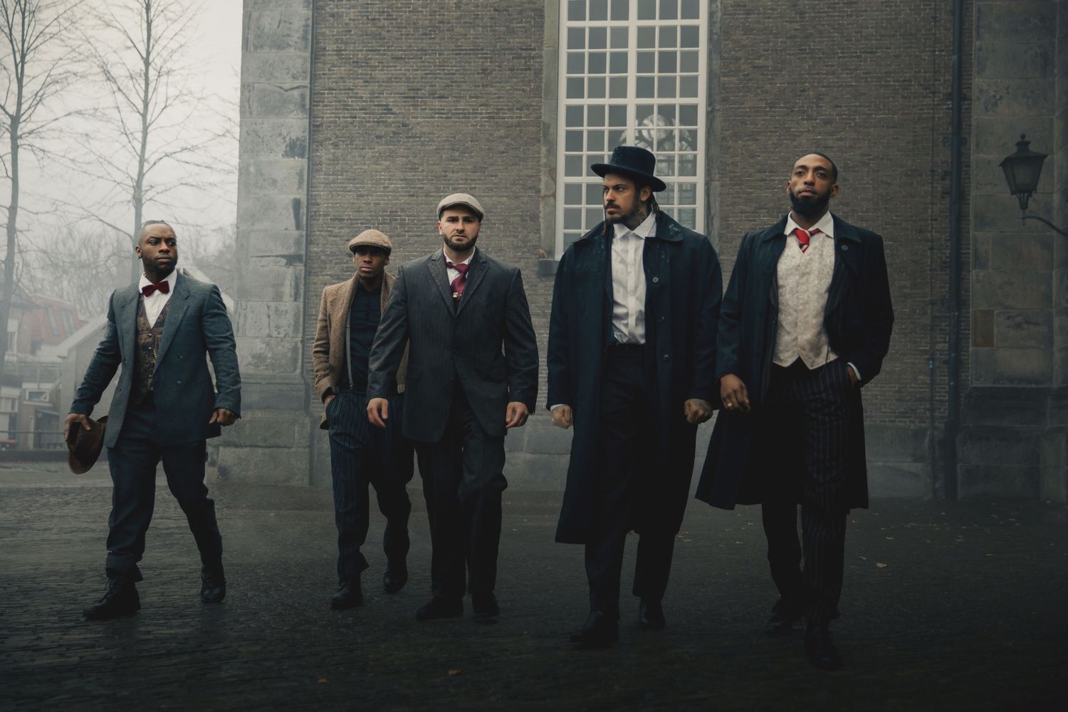 In de gure wereld van de Peaky Blinders stappen? Dan is de Peaky Blinders Fotoshoot dé activiteit voor jou, je familie of vriendengroep!