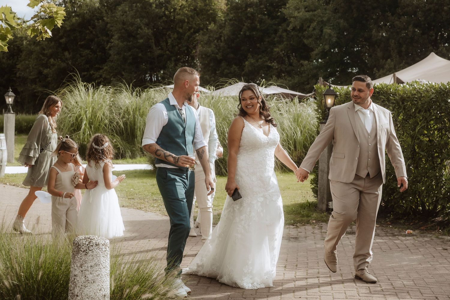 Bruidspaar in zacht licht vastgelegd door Rochelli’s Fotografie Almelo