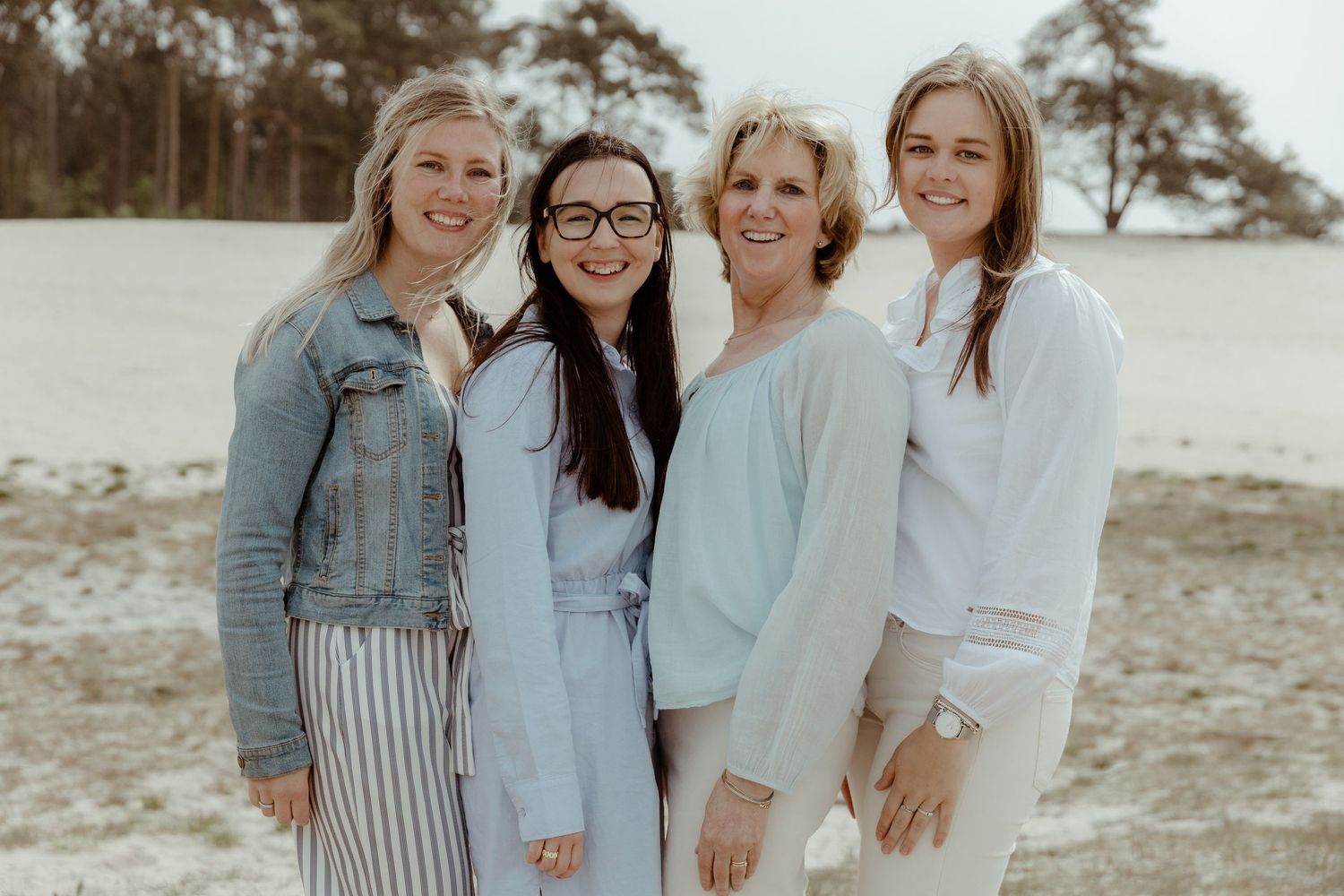 Tijdloze familiefotografie van drie generaties in Almelo en omgeving