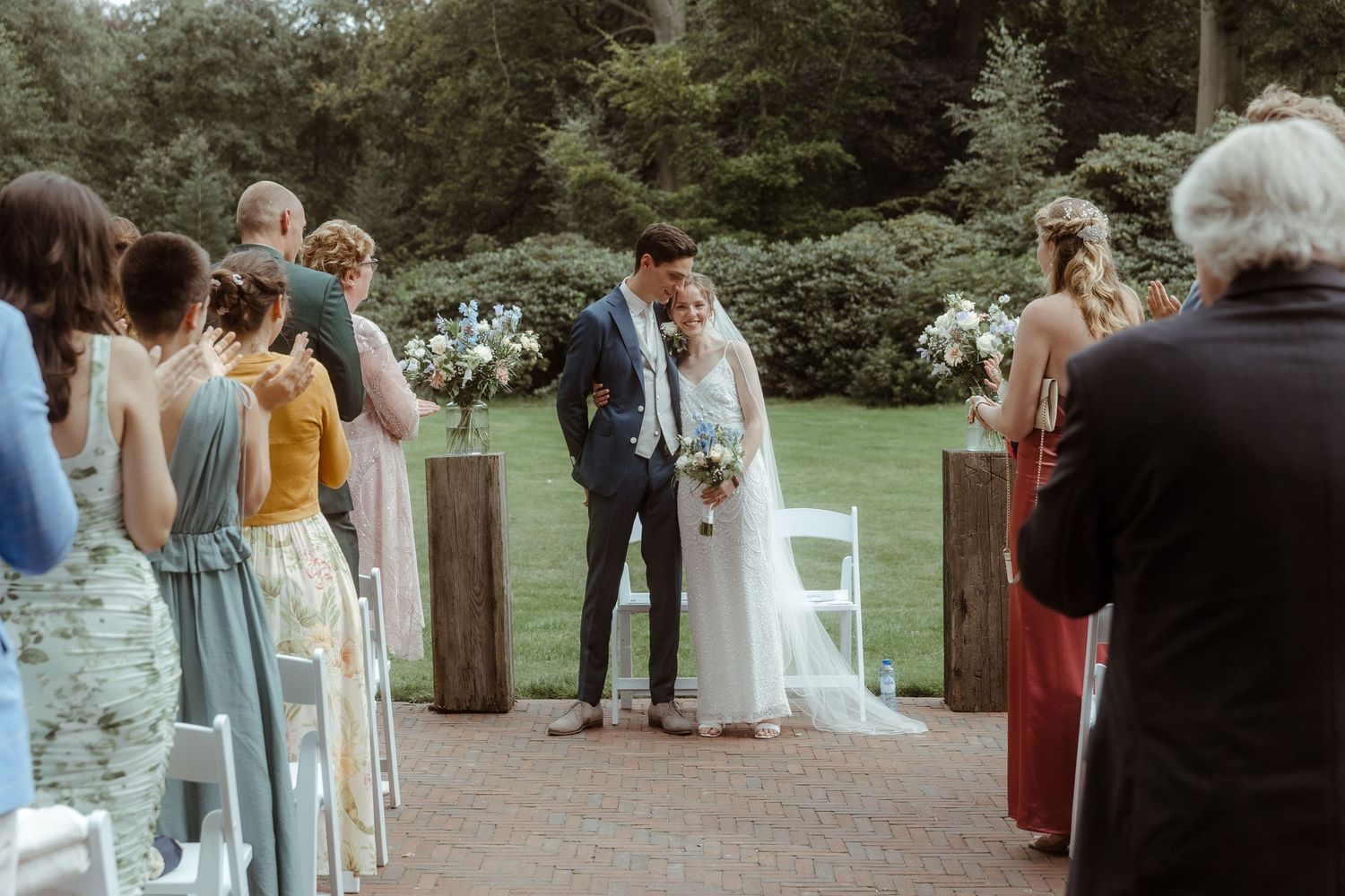 trouwpaar geeft elkaar een knuffel na het ja-woord tijdens trouwceremonie gemaakt door trouwfotograaf Rochelli's fotografie
