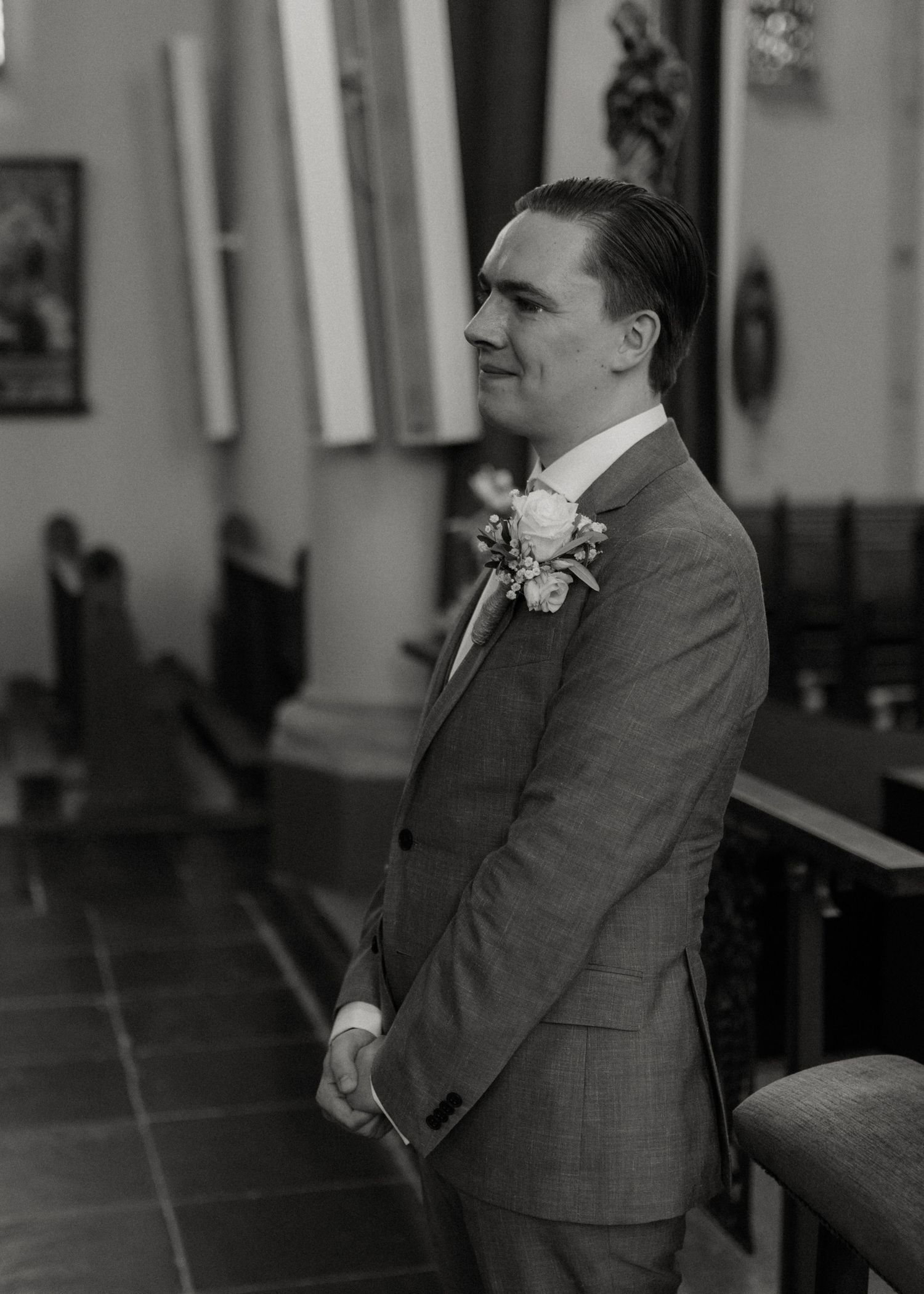 Intieme huwelijksceremonie met romantische sfeer en zacht licht gemaakt door trouwfotograaf Rochelli's fotografie in Almelo