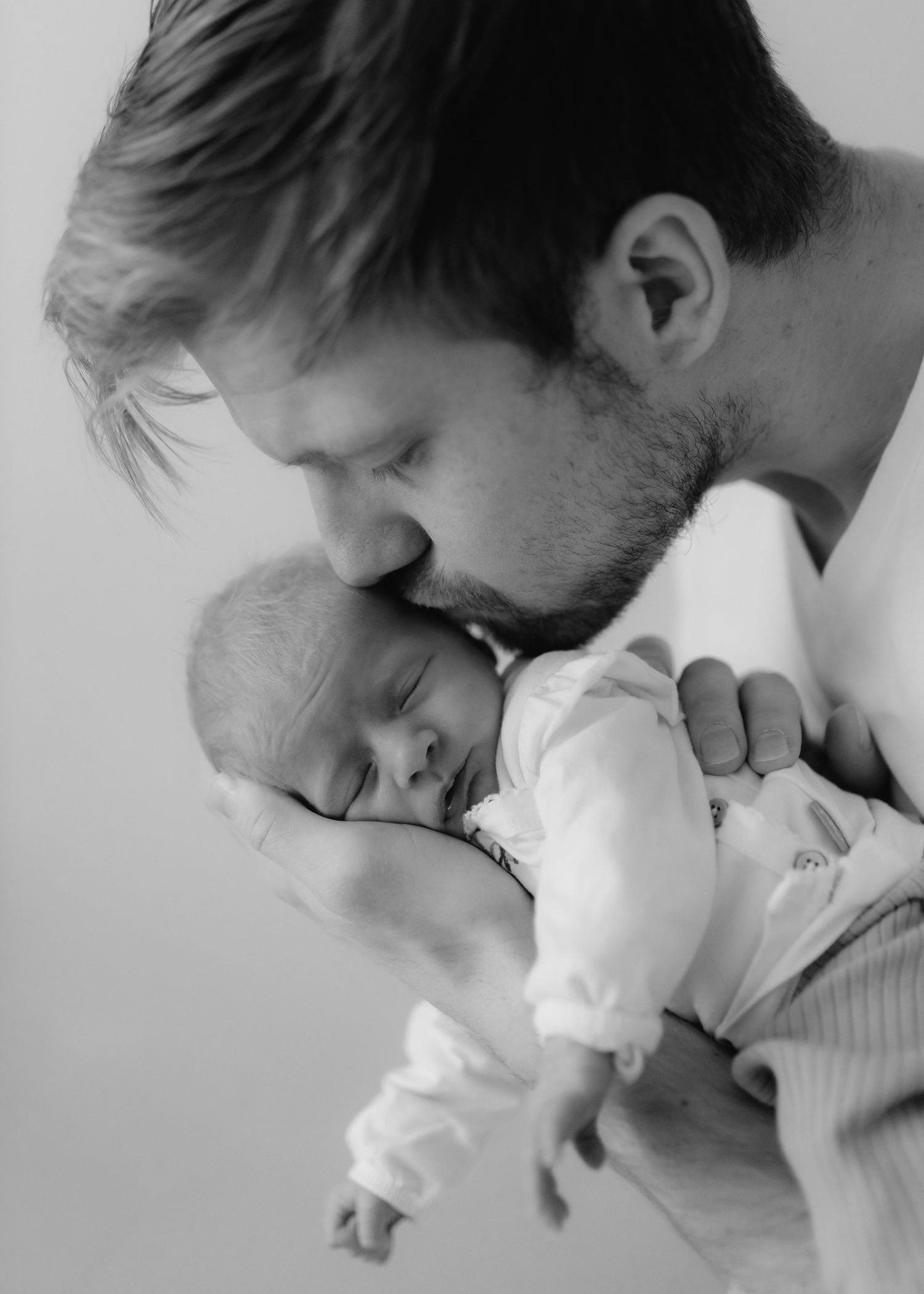 Newbornfotografie in Overijssel – pasgeboren baby in natuurlijke stijl met vader