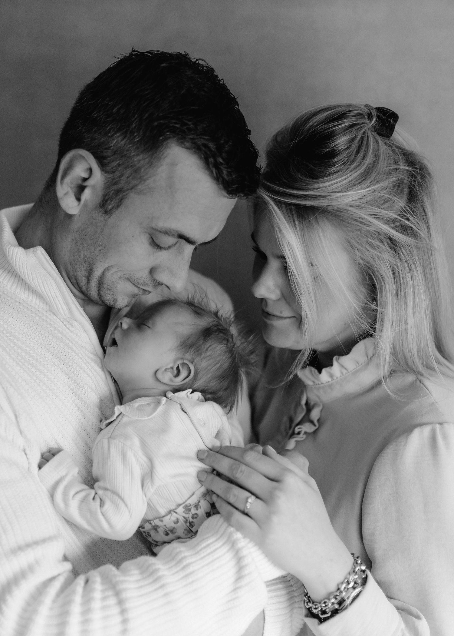 Newbornfotografie in Overijssel – pasgeboren baby in natuurlijke stijl