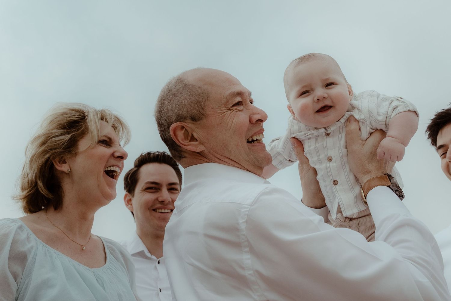 Tijdloze familiefotografie van drie generaties in Almelo en omgeving