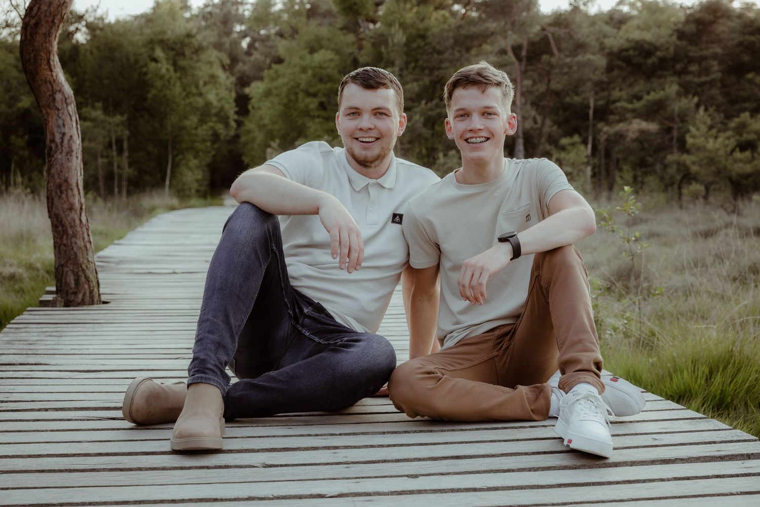 broers  samen lachen tijdens fotoshoot Almelo