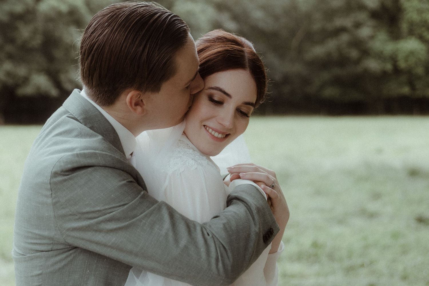 Bruid en bruidegom tijdens romantische fotoshoot in de natuur