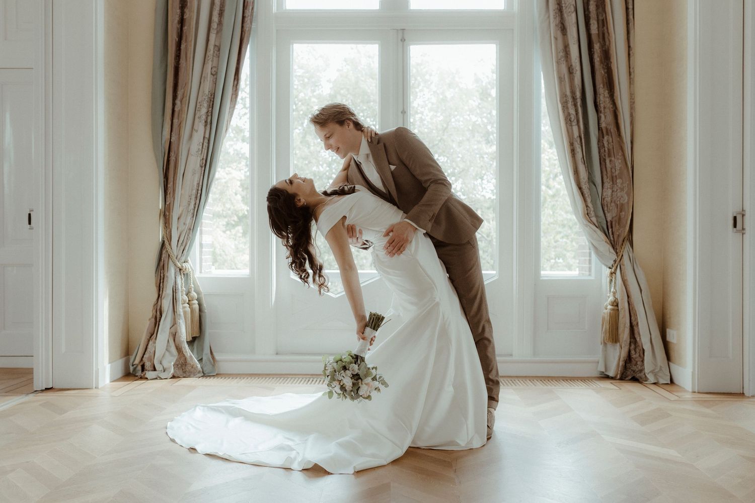 Romantische trouwfotograaf met natuurlijke en spontane stijl door trouwfotograaf Rochelli’s Fotografie