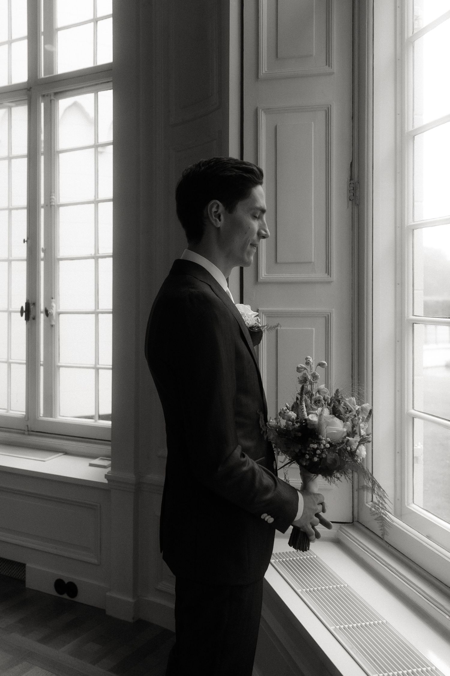 Firstlook van bruidspaar in Overijssel gemaakt door trouwfotograaf Rochelli's fotografie
