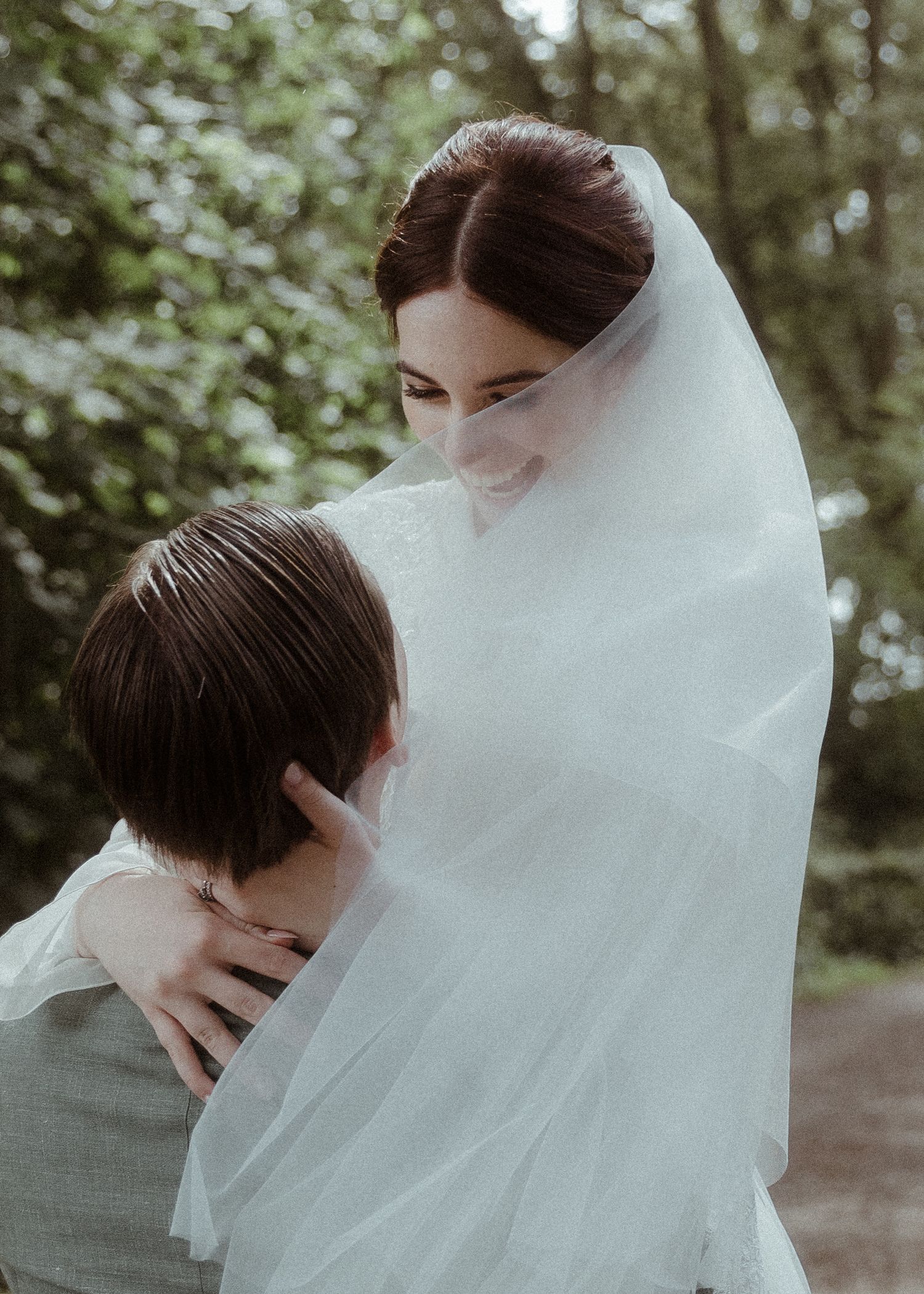 Bruid en bruidegom tijdens romantische fotoshoot in de natuur