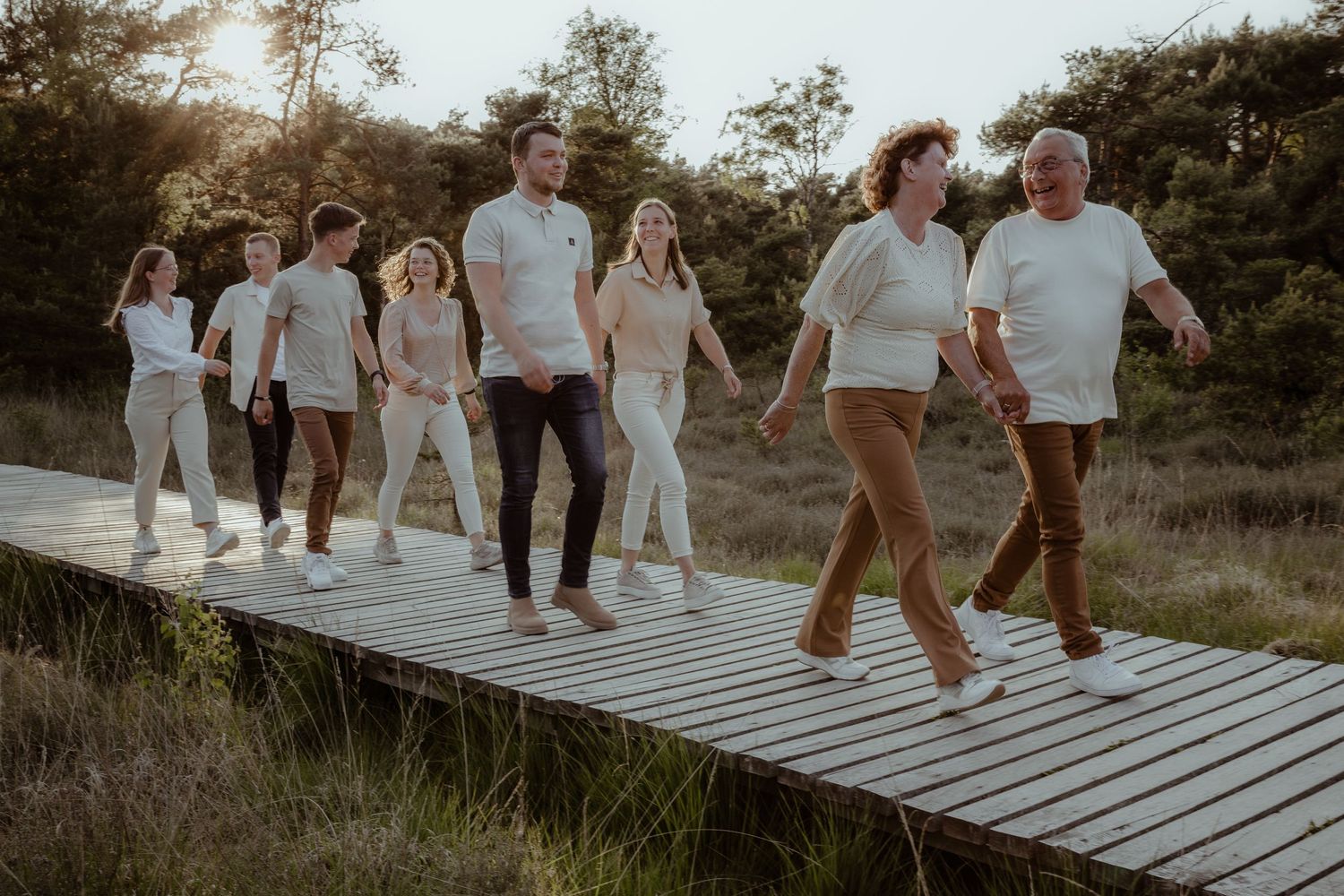 Gezin wandelend in park – lifestyle familiefotografie Almelo