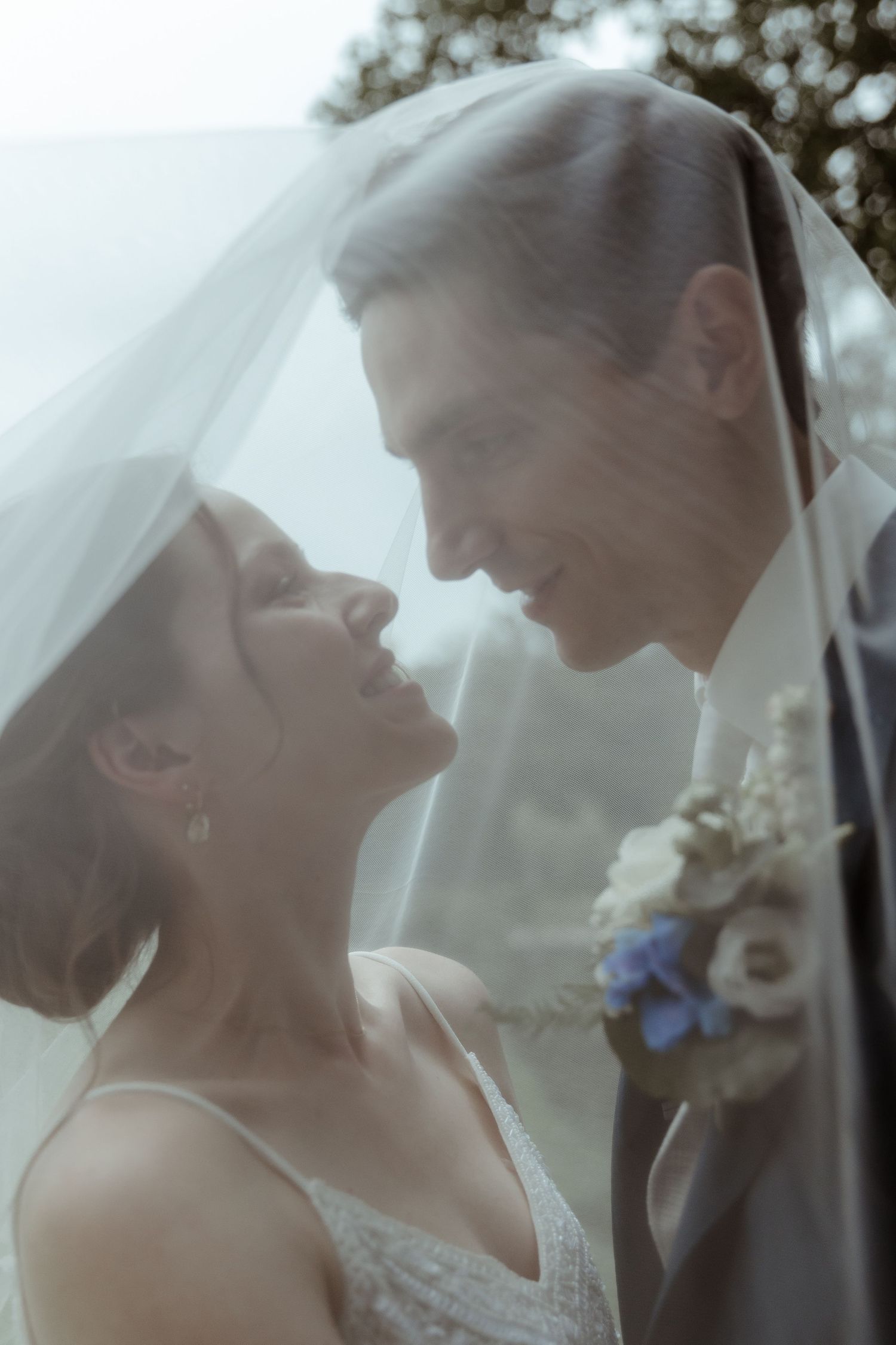 Bruidspaar geeft elkaar een intieme blik gemaakt door trouwfotograaf Rochelli's fotografie