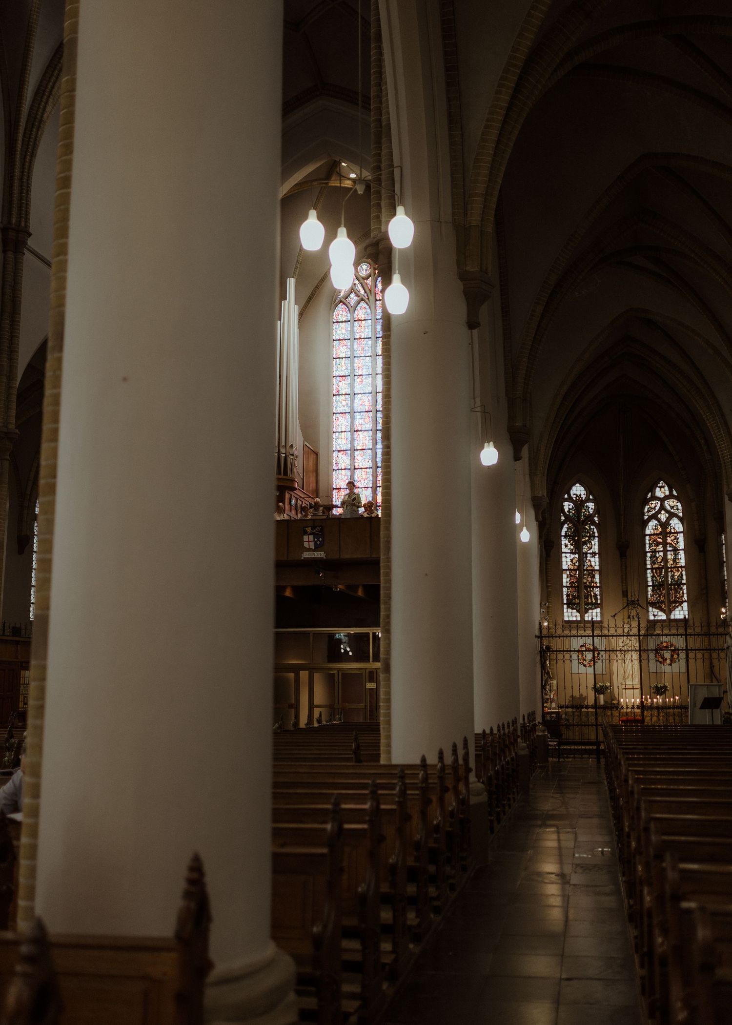 Intieme huwelijksceremonie met romantische sfeer en zacht licht gemaakt door trouwfotograaf Rochelli's fotografie in Almelo