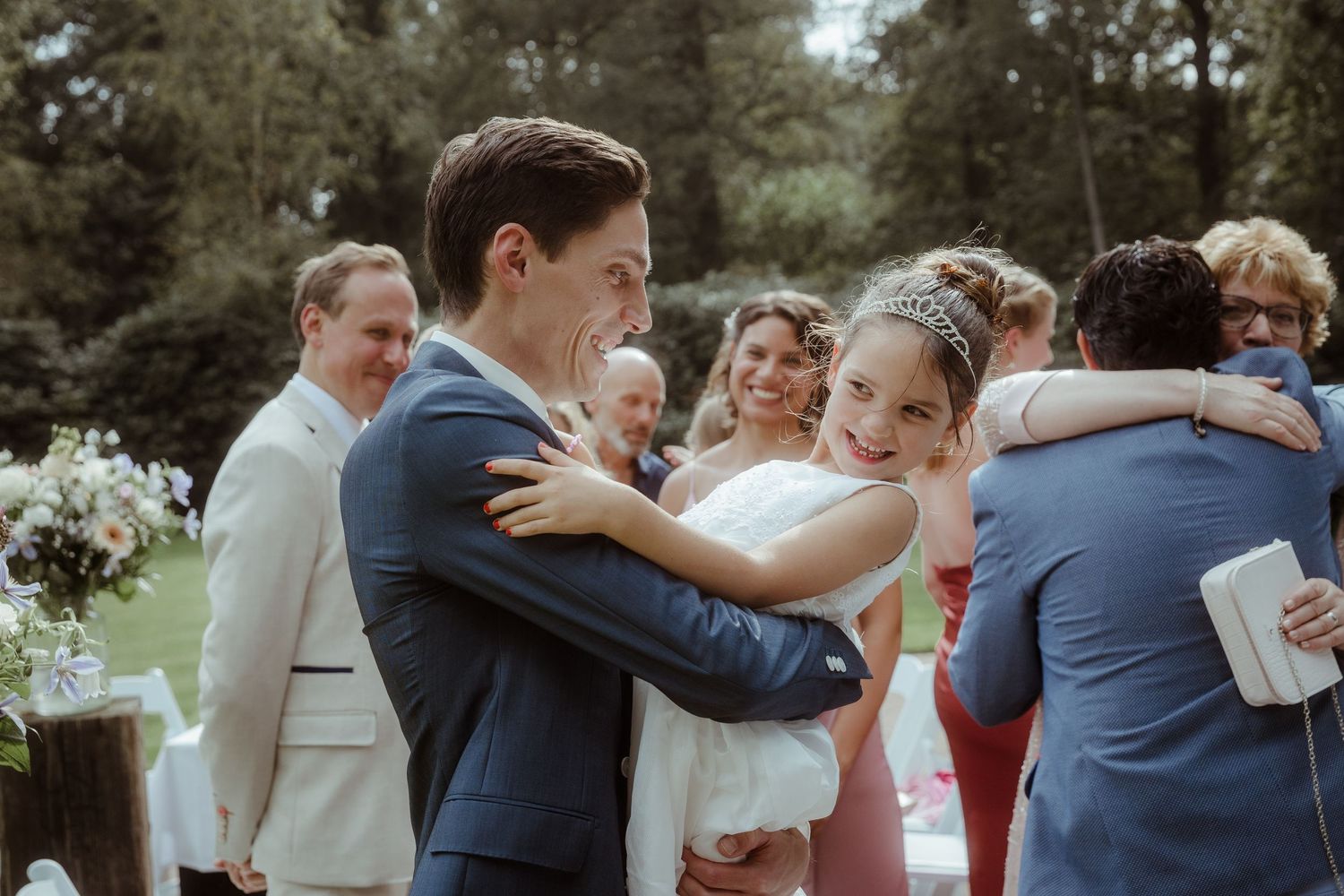 bruidegom lachend met kinderen gemaakt door trouwfotograaf Rochelli's fotografie