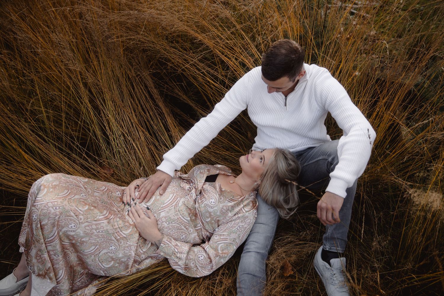 Zwangerschapsfotografie Almelo – liefdevolle babybuikshoot in natuurlijke stijl. Mommy to be shoot Almelo, Zwangerschapsshoot in Almelo